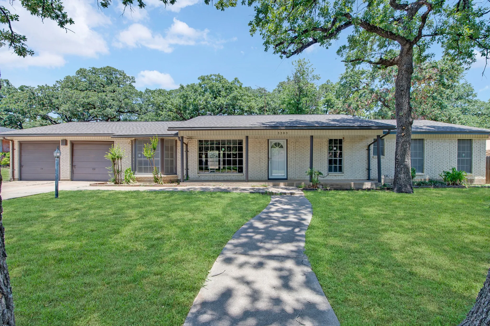 Single Family Residence For Sale in Tarrant County , 3505 Oak Haven Drive, Forest Hill, Texas 76119, 4 Bedroom, 2 Bathroom, 2 Garage spaces, 1,672 Sqft, built in 1966, mls#21262486, Real Estate Agent in Forest Hill, Homes For Sale in Tarrant county, Homes For Sale in Forest Hill, Realtor in Forest Hill Texas, Real Estate Brokerage Independent Realty Texas, Luminita Cordes Realtor