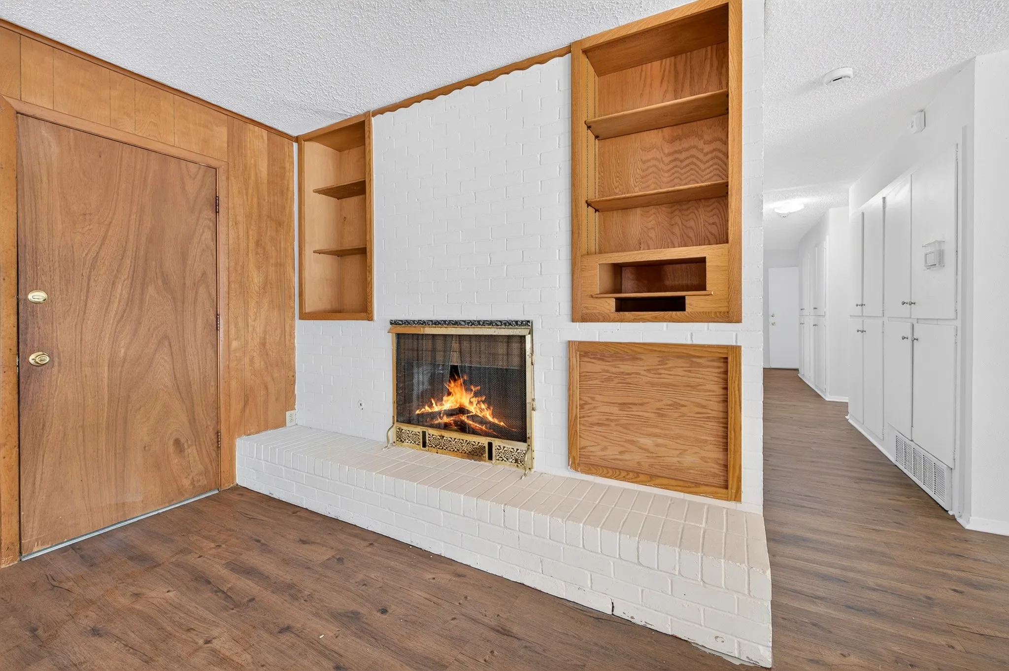 Single Family Residence For Sale in Tarrant County , 3505 Oak Haven Drive, Forest Hill, Texas 76119, 4 Bedroom, 2 Bathroom, 2 Garage spaces, 1,672 Sqft, built in 1966, mls#21262486, Real Estate Agent in Forest Hill, Homes For Sale in Tarrant county, Homes For Sale in Forest Hill, Realtor in Forest Hill Texas, Real Estate Brokerage Independent Realty Texas, Luminita Cordes Realtor