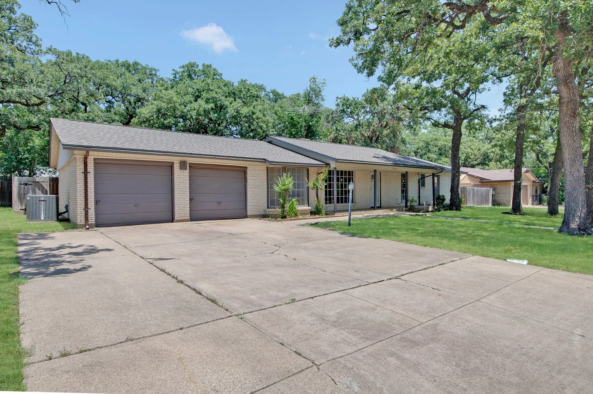 Single Family Residence For Sale in Tarrant County , 3505 Oak Haven Drive, Forest Hill, Texas 76119, 4 Bedroom, 2 Bathroom, 2 Garage spaces, 1,672 Sqft, built in 1966, mls#21262486, Real Estate Agent in Forest Hill, Homes For Sale in Tarrant county, Homes For Sale in Forest Hill, Realtor in Forest Hill Texas, Real Estate Brokerage Independent Realty Texas, Luminita Cordes Realtor
