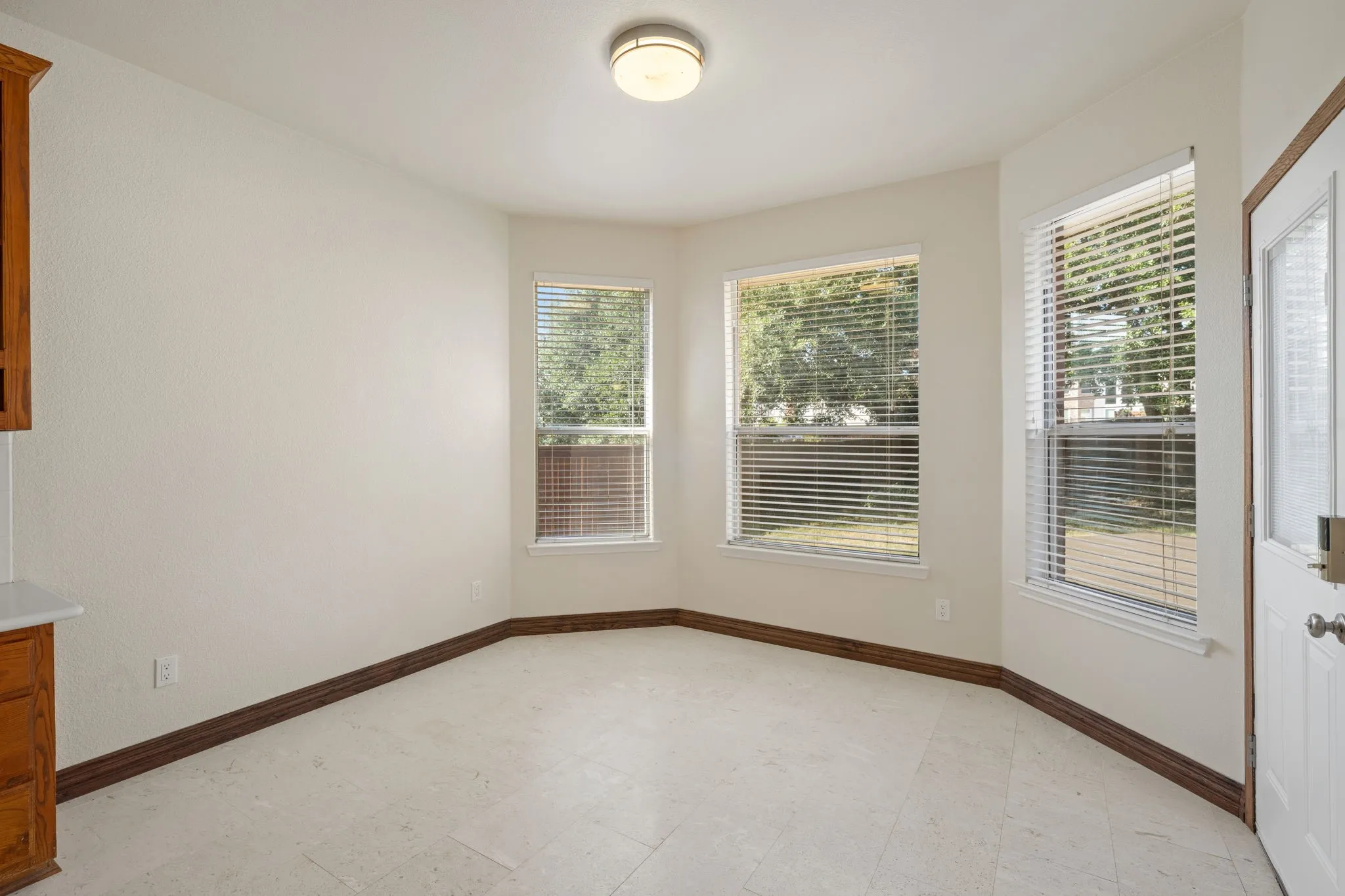 Single Family Residence For Sale in Dallas County , 1718 Lake Bluff Drive, Garland, Texas 75043, 4 Bedroom, 3 Bathroom, 2 Garage spaces, 3,472 Sqft, built in 1996, mls#21327886, Real Estate Agent in Garland, Homes For Sale in Dallas county, Homes For Sale in Garland, Realtor in Garland Texas, Real Estate Brokerage Independent Realty Texas, Luminita Cordes Realtor