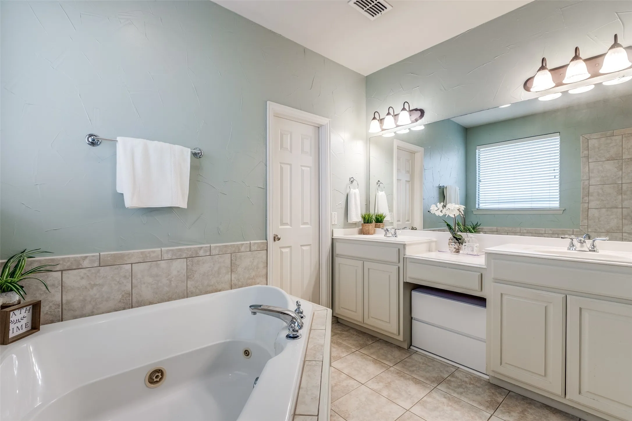 Single Family Residence For Sale in Collin County , 3516 Lindale Drive, Mc Kinney, Texas 75072, 4 Bedroom, 3 Bathroom, 2 Garage spaces, 2,478 Sqft, built in 2003, mls#21341890, Real Estate Agent in Mc Kinney, Homes For Sale in Collin county, Homes For Sale in Mc Kinney, Realtor in Mc Kinney Texas, Real Estate Brokerage Independent Realty Texas, Luminita Cordes Realtor