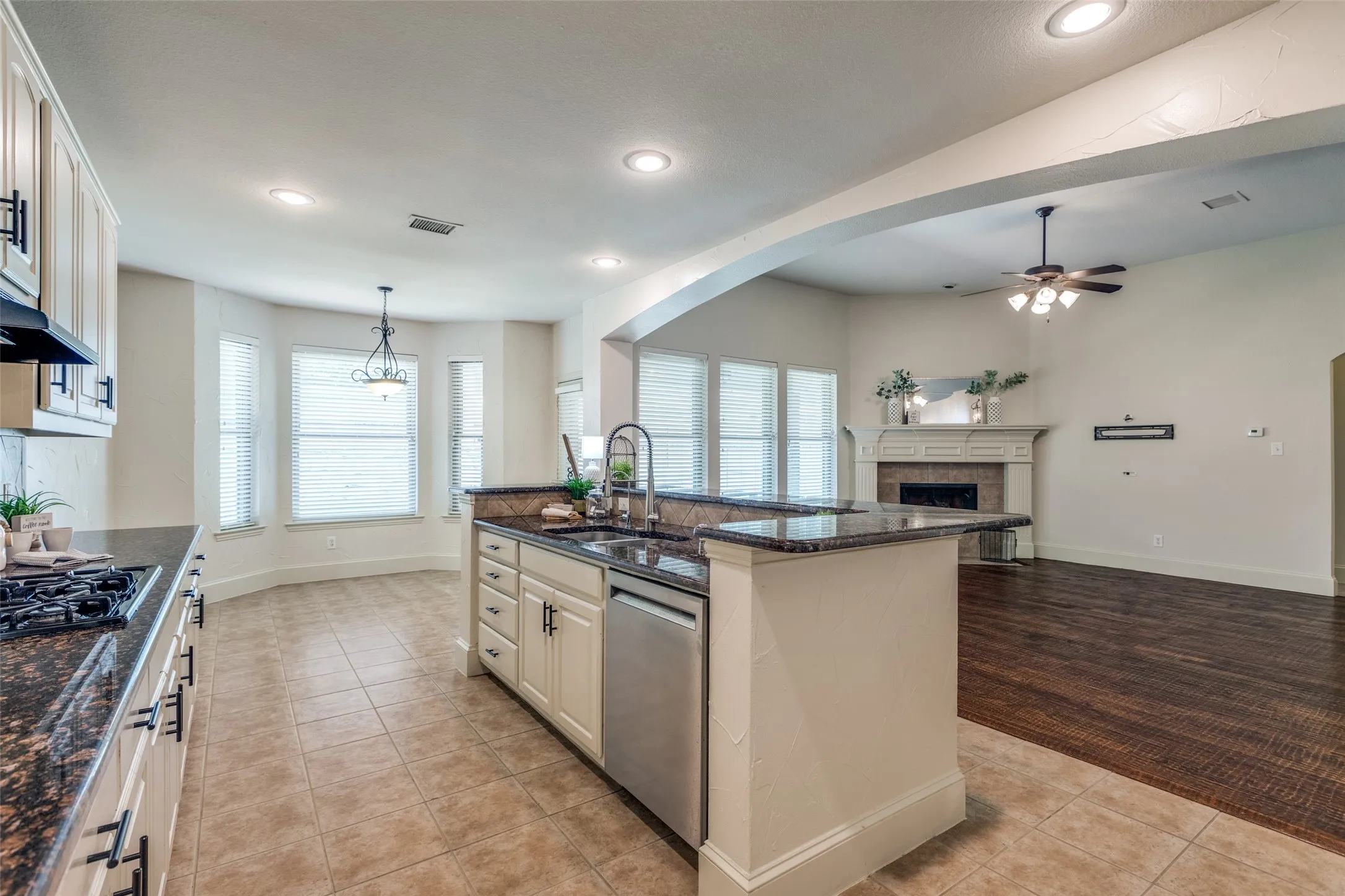 Single Family Residence For Sale in Collin County , 3516 Lindale Drive, Mc Kinney, Texas 75072, 4 Bedroom, 3 Bathroom, 2 Garage spaces, 2,478 Sqft, built in 2003, mls#21341890, Real Estate Agent in Mc Kinney, Homes For Sale in Collin county, Homes For Sale in Mc Kinney, Realtor in Mc Kinney Texas, Real Estate Brokerage Independent Realty Texas, Luminita Cordes Realtor