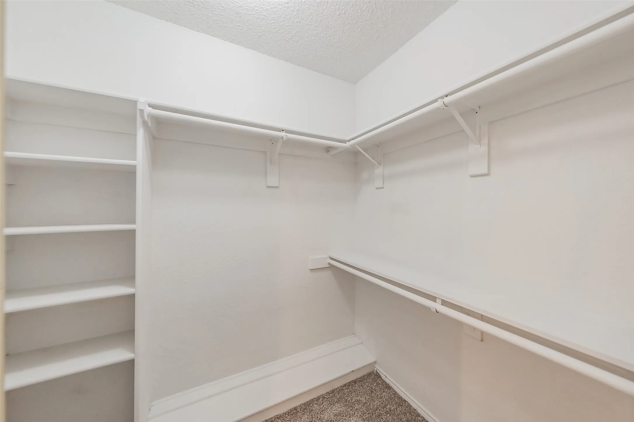 Single Family Residence For Sale in Dallas County , 969 Remington Trail, Mesquite, Texas 75181, 3 Bedroom, 3 Bathroom, 2 Garage spaces, 1,483 Sqft, built in 1989, mls#21341909, Real Estate Agent in Mesquite, Homes For Sale in Dallas county, Homes For Sale in Mesquite, Realtor in Mesquite Texas, Real Estate Brokerage Independent Realty Texas, Luminita Cordes Realtor