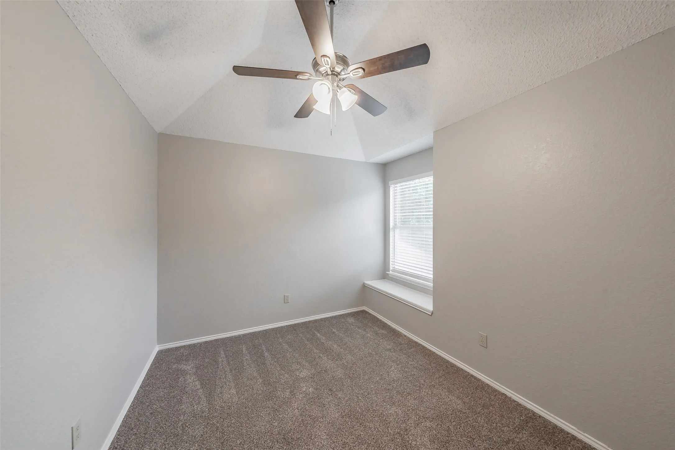 Single Family Residence For Sale in Dallas County , 969 Remington Trail, Mesquite, Texas 75181, 3 Bedroom, 3 Bathroom, 2 Garage spaces, 1,483 Sqft, built in 1989, mls#21341909, Real Estate Agent in Mesquite, Homes For Sale in Dallas county, Homes For Sale in Mesquite, Realtor in Mesquite Texas, Real Estate Brokerage Independent Realty Texas, Luminita Cordes Realtor