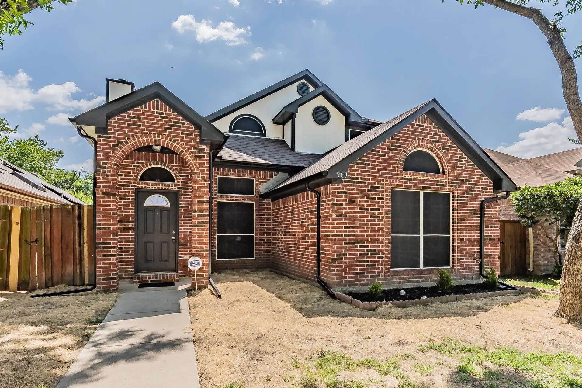 Single Family Residence For Sale in Dallas County , 969 Remington Trail, Mesquite, Texas 75181, 3 Bedroom, 3 Bathroom, 2 Garage spaces, 1,483 Sqft, built in 1989, mls#21341909, Real Estate Agent in Mesquite, Homes For Sale in Dallas county, Homes For Sale in Mesquite, Realtor in Mesquite Texas, Real Estate Brokerage Independent Realty Texas, Luminita Cordes Realtor