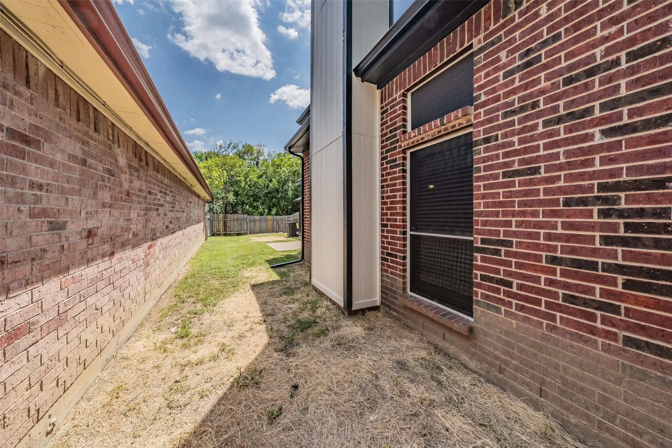 Single Family Residence For Sale in Dallas County , 969 Remington Trail, Mesquite, Texas 75181, 3 Bedroom, 3 Bathroom, 2 Garage spaces, 1,483 Sqft, built in 1989, mls#21341909, Real Estate Agent in Mesquite, Homes For Sale in Dallas county, Homes For Sale in Mesquite, Realtor in Mesquite Texas, Real Estate Brokerage Independent Realty Texas, Luminita Cordes Realtor