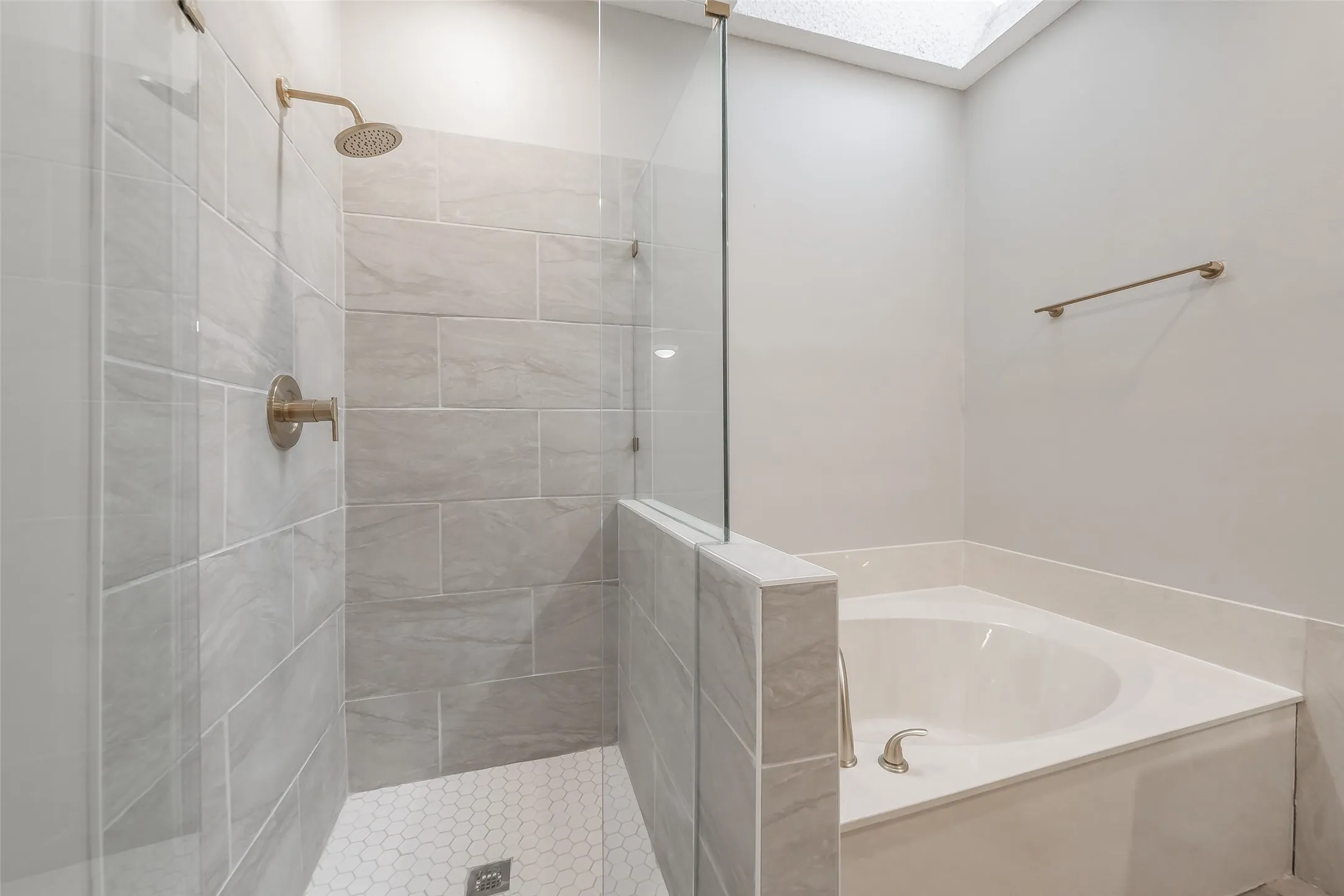 Single Family Residence For Sale in Dallas County , 969 Remington Trail, Mesquite, Texas 75181, 3 Bedroom, 3 Bathroom, 2 Garage spaces, 1,483 Sqft, built in 1989, mls#21341909, Real Estate Agent in Mesquite, Homes For Sale in Dallas county, Homes For Sale in Mesquite, Realtor in Mesquite Texas, Real Estate Brokerage Independent Realty Texas, Luminita Cordes Realtor