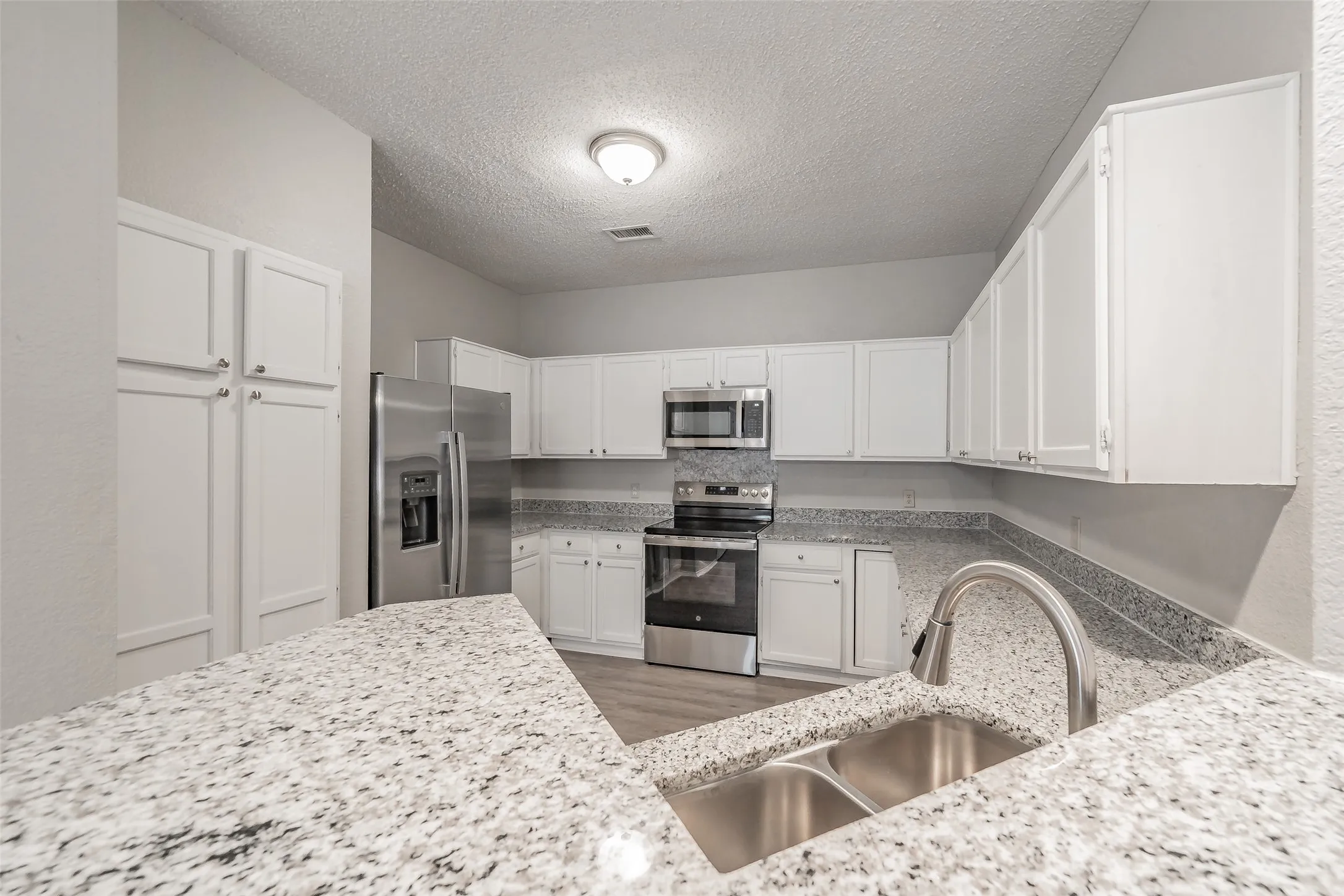 Single Family Residence For Sale in Dallas County , 969 Remington Trail, Mesquite, Texas 75181, 3 Bedroom, 3 Bathroom, 2 Garage spaces, 1,483 Sqft, built in 1989, mls#21341909, Real Estate Agent in Mesquite, Homes For Sale in Dallas county, Homes For Sale in Mesquite, Realtor in Mesquite Texas, Real Estate Brokerage Independent Realty Texas, Luminita Cordes Realtor