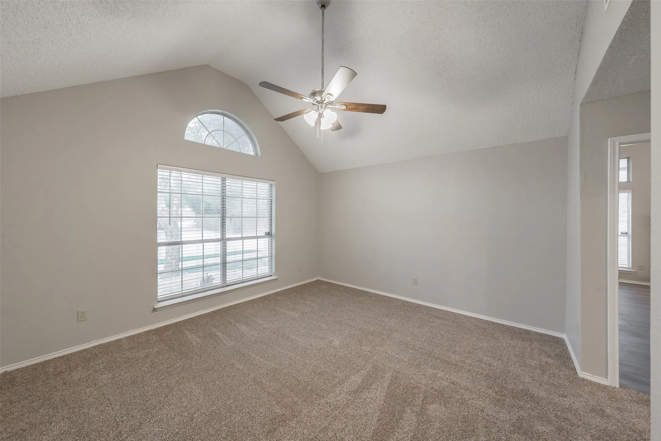 Single Family Residence For Sale in Dallas County , 969 Remington Trail, Mesquite, Texas 75181, 3 Bedroom, 3 Bathroom, 2 Garage spaces, 1,483 Sqft, built in 1989, mls#21341909, Real Estate Agent in Mesquite, Homes For Sale in Dallas county, Homes For Sale in Mesquite, Realtor in Mesquite Texas, Real Estate Brokerage Independent Realty Texas, Luminita Cordes Realtor
