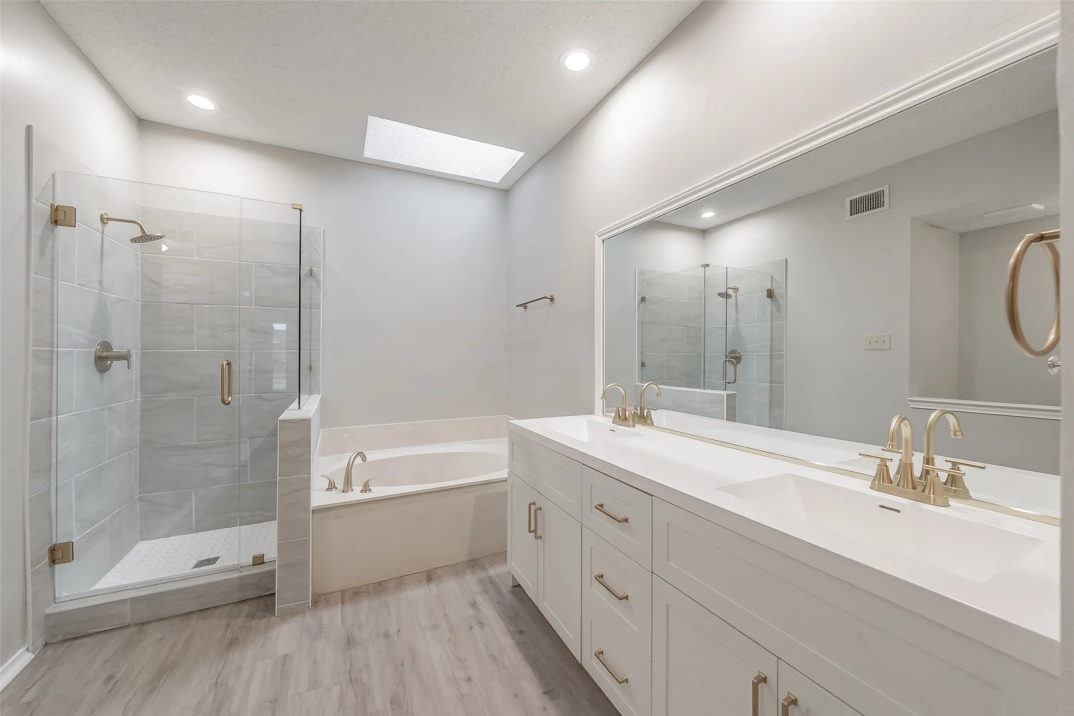 Single Family Residence For Sale in Dallas County , 969 Remington Trail, Mesquite, Texas 75181, 3 Bedroom, 3 Bathroom, 2 Garage spaces, 1,483 Sqft, built in 1989, mls#21341909, Real Estate Agent in Mesquite, Homes For Sale in Dallas county, Homes For Sale in Mesquite, Realtor in Mesquite Texas, Real Estate Brokerage Independent Realty Texas, Luminita Cordes Realtor