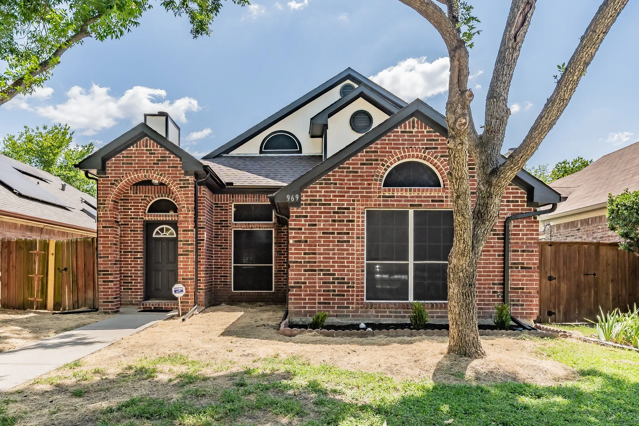 Single Family Residence For Sale in Dallas County , 969 Remington Trail, Mesquite, Texas 75181, 3 Bedroom, 3 Bathroom, 2 Garage spaces, 1,483 Sqft, built in 1989, mls#21341909, Real Estate Agent in Mesquite, Homes For Sale in Dallas county, Homes For Sale in Mesquite, Realtor in Mesquite Texas, Real Estate Brokerage Independent Realty Texas, Luminita Cordes Realtor