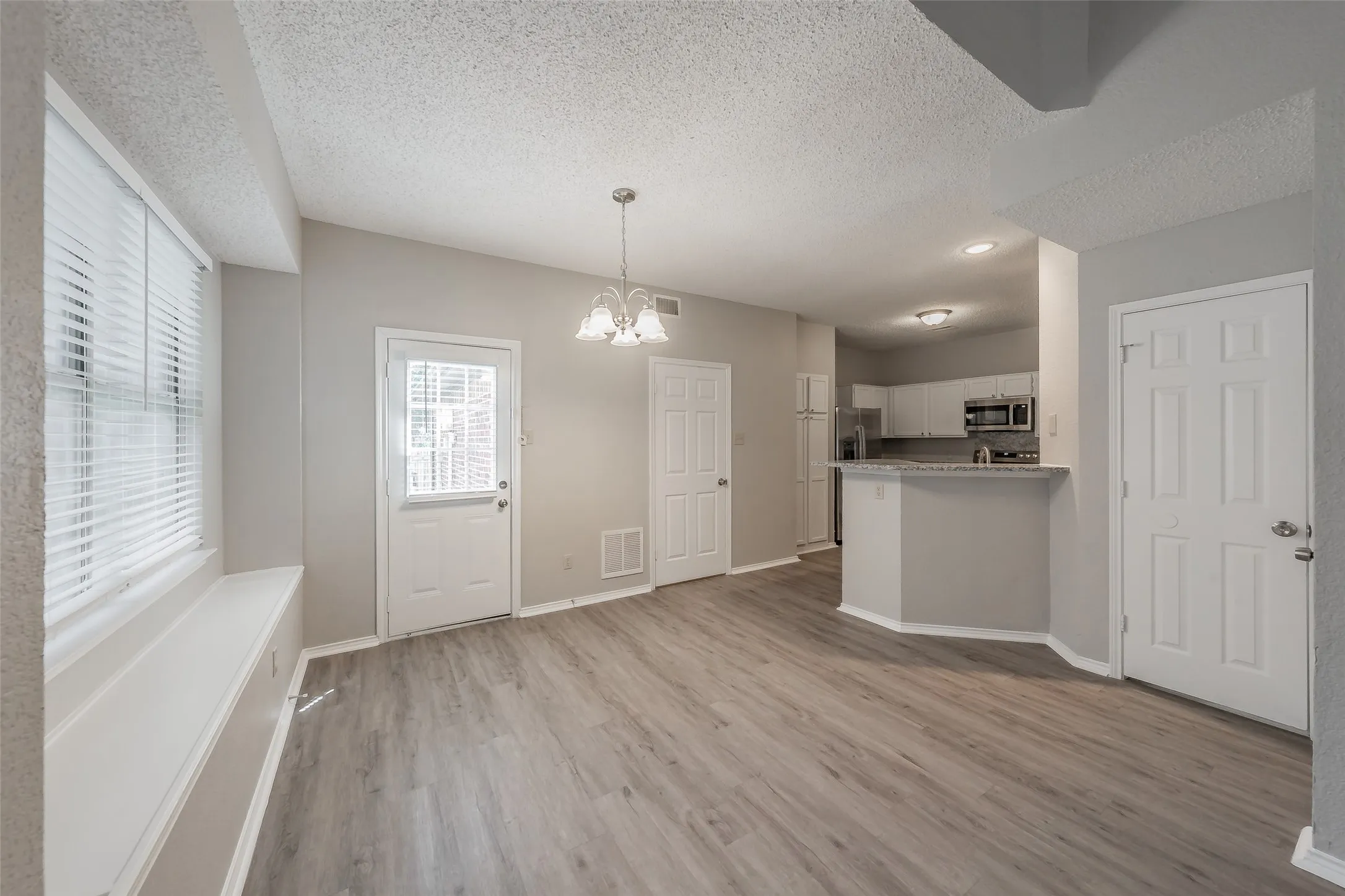 Single Family Residence For Sale in Dallas County , 969 Remington Trail, Mesquite, Texas 75181, 3 Bedroom, 3 Bathroom, 2 Garage spaces, 1,483 Sqft, built in 1989, mls#21341909, Real Estate Agent in Mesquite, Homes For Sale in Dallas county, Homes For Sale in Mesquite, Realtor in Mesquite Texas, Real Estate Brokerage Independent Realty Texas, Luminita Cordes Realtor