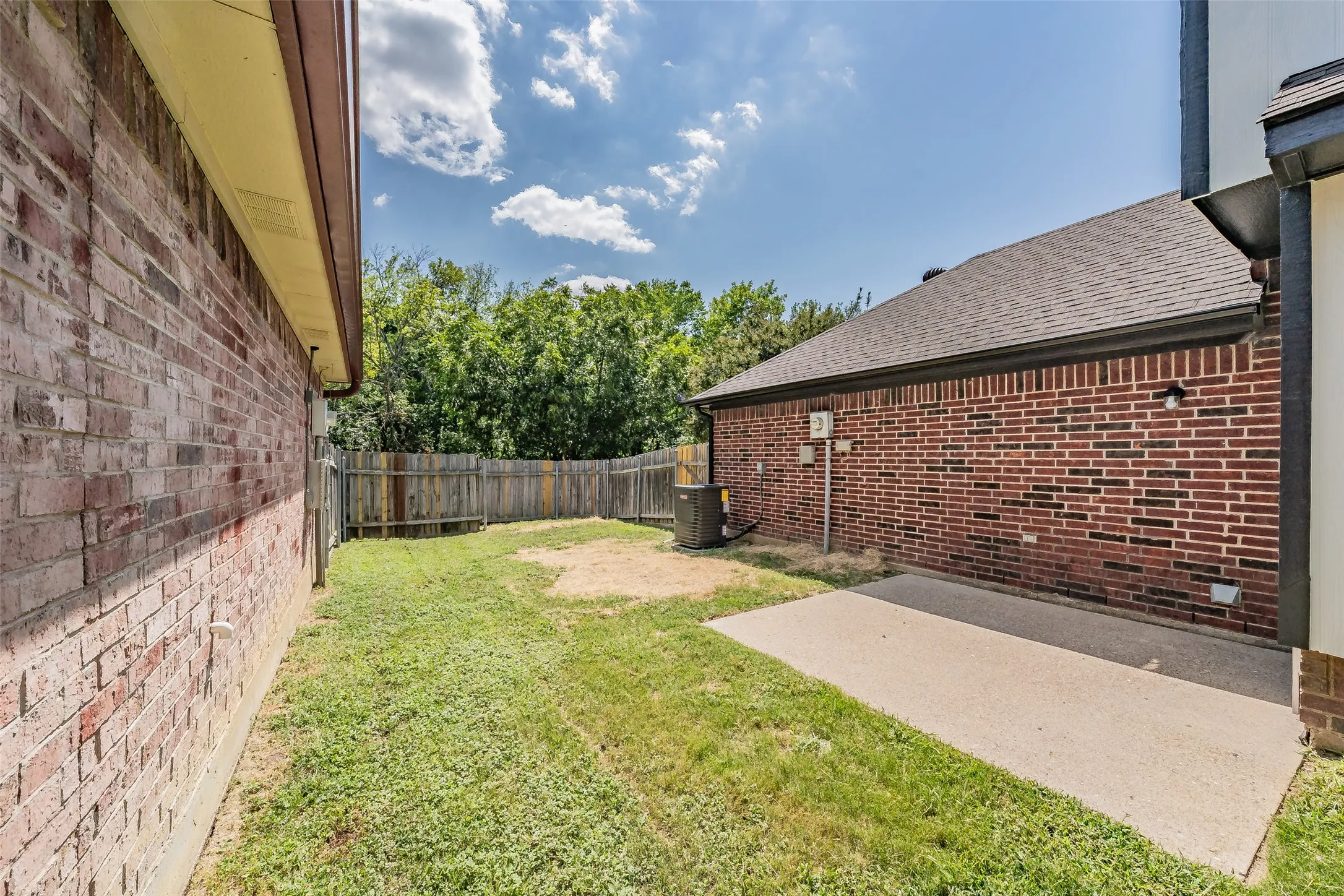 Single Family Residence For Sale in Dallas County , 969 Remington Trail, Mesquite, Texas 75181, 3 Bedroom, 3 Bathroom, 2 Garage spaces, 1,483 Sqft, built in 1989, mls#21341909, Real Estate Agent in Mesquite, Homes For Sale in Dallas county, Homes For Sale in Mesquite, Realtor in Mesquite Texas, Real Estate Brokerage Independent Realty Texas, Luminita Cordes Realtor