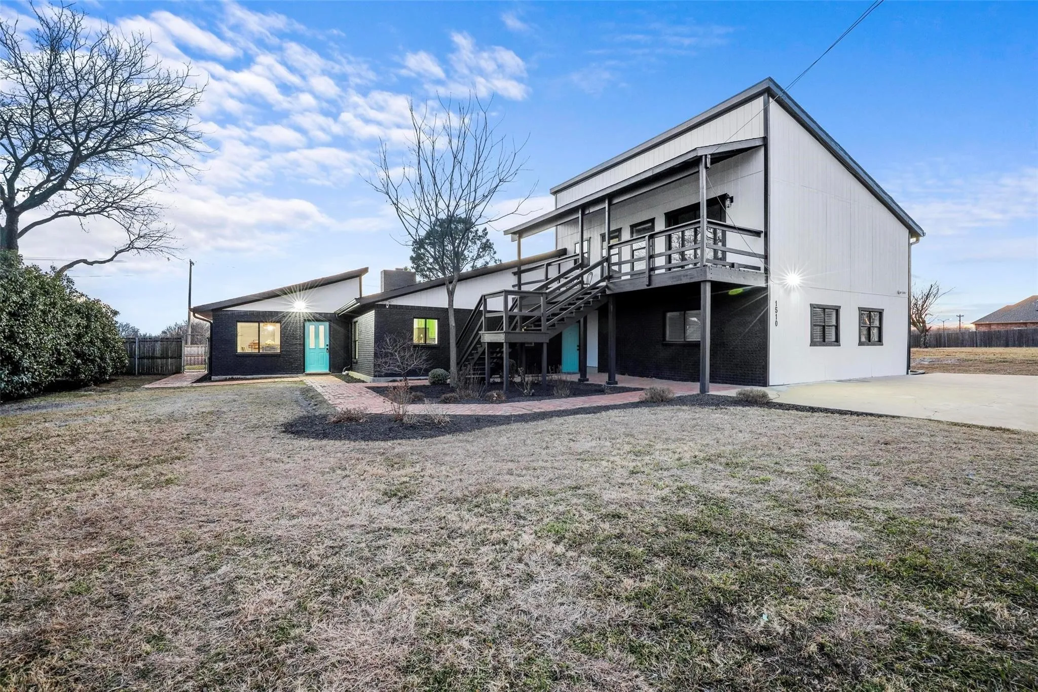 Single Family Residence For Sale in Denton County , 1510 Hillcrest Boulevard, Little Elm, Texas 75068, 5 Bedroom, 3 Bathroom, Garage spaces, 2,520 Sqft, built in 1983, mls#21340471, Real Estate Agent in Little Elm, Homes For Sale in Denton county, Homes For Sale in Little Elm, Realtor in Little Elm Texas, Real Estate Brokerage Independent Realty Texas, Luminita Cordes Realtor