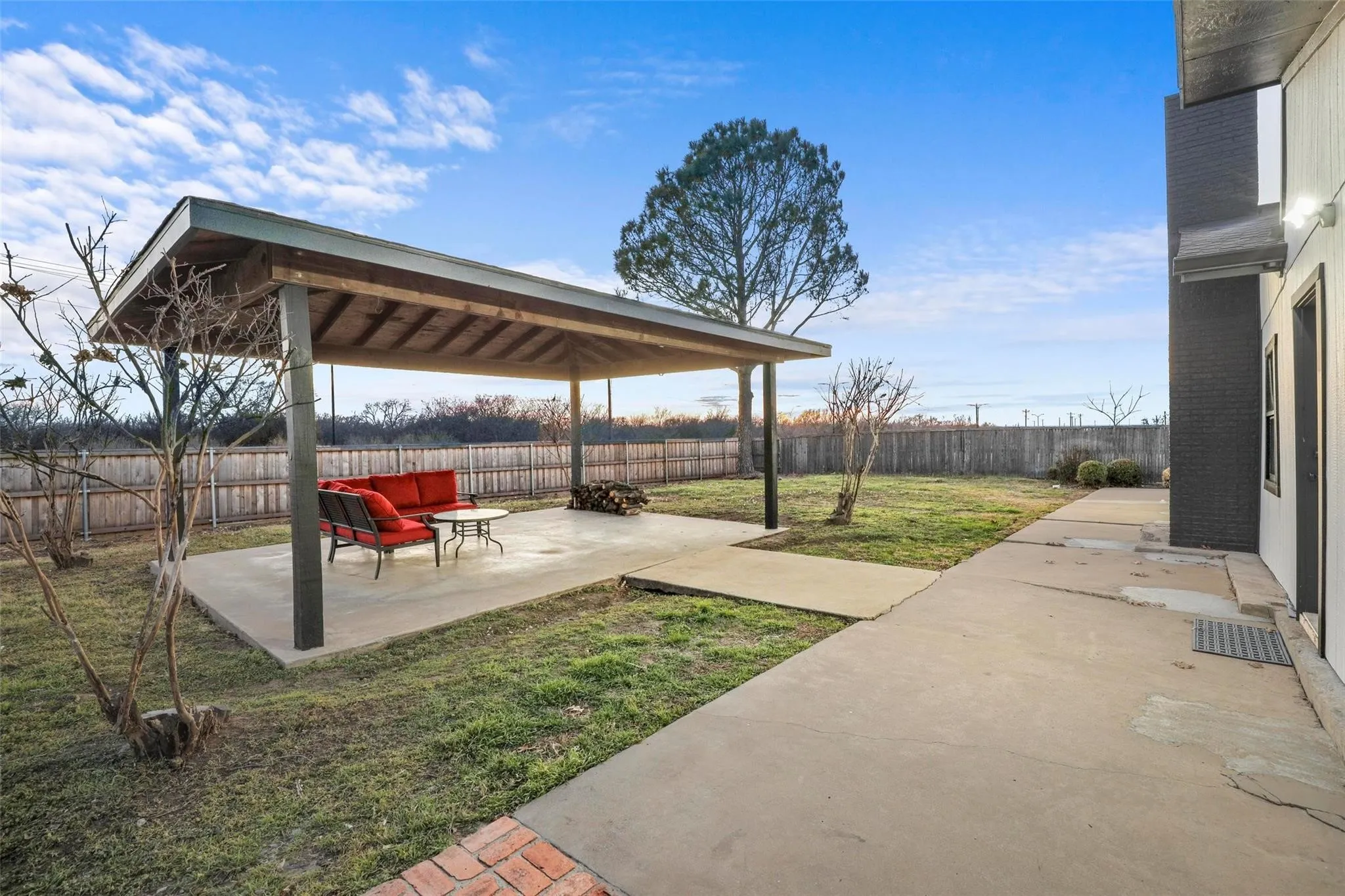 Single Family Residence For Sale in Denton County , 1510 Hillcrest Boulevard, Little Elm, Texas 75068, 5 Bedroom, 3 Bathroom, Garage spaces, 2,520 Sqft, built in 1983, mls#21340471, Real Estate Agent in Little Elm, Homes For Sale in Denton county, Homes For Sale in Little Elm, Realtor in Little Elm Texas, Real Estate Brokerage Independent Realty Texas, Luminita Cordes Realtor
