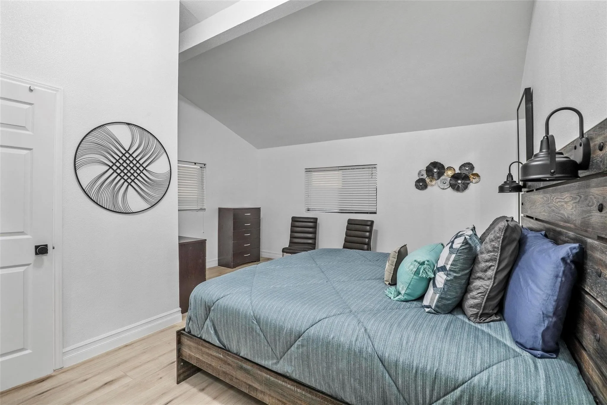 Single Family Residence For Sale in Denton County , 1510 Hillcrest Boulevard, Little Elm, Texas 75068, 5 Bedroom, 3 Bathroom, Garage spaces, 2,520 Sqft, built in 1983, mls#21340471, Real Estate Agent in Little Elm, Homes For Sale in Denton county, Homes For Sale in Little Elm, Realtor in Little Elm Texas, Real Estate Brokerage Independent Realty Texas, Luminita Cordes Realtor