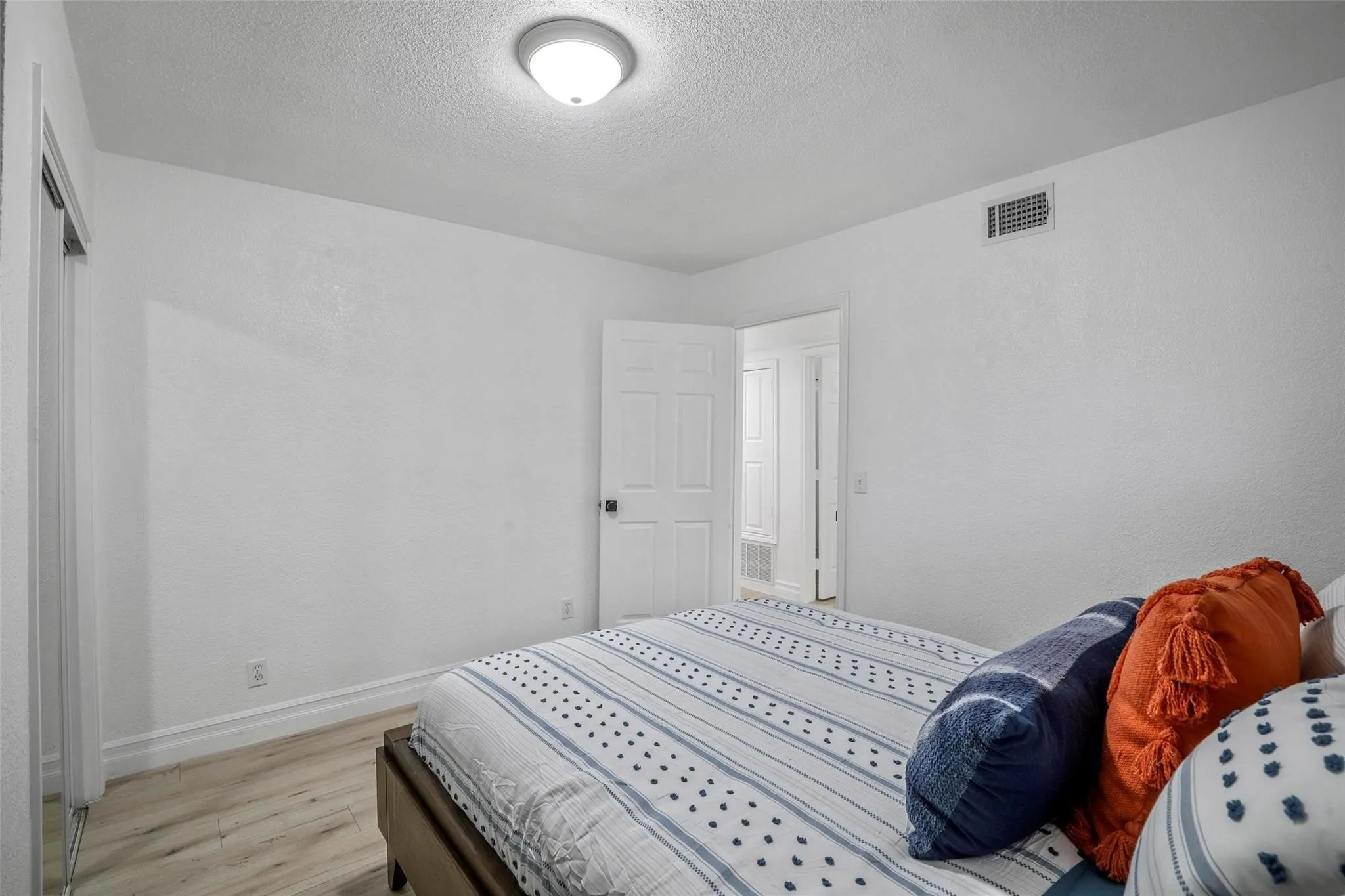 Single Family Residence For Sale in Denton County , 1510 Hillcrest Boulevard, Little Elm, Texas 75068, 5 Bedroom, 3 Bathroom, Garage spaces, 2,520 Sqft, built in 1983, mls#21340471, Real Estate Agent in Little Elm, Homes For Sale in Denton county, Homes For Sale in Little Elm, Realtor in Little Elm Texas, Real Estate Brokerage Independent Realty Texas, Luminita Cordes Realtor
