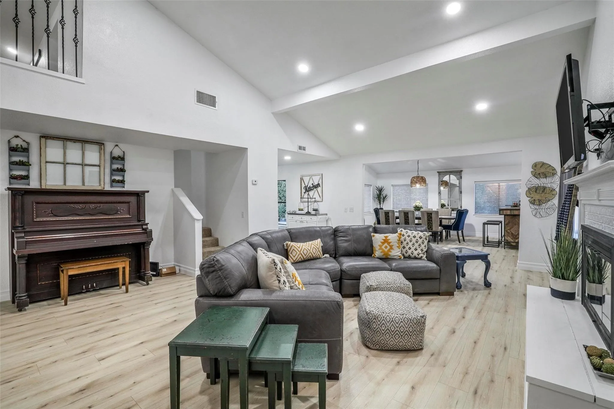 Single Family Residence For Sale in Denton County , 1510 Hillcrest Boulevard, Little Elm, Texas 75068, 5 Bedroom, 3 Bathroom, Garage spaces, 2,520 Sqft, built in 1983, mls#21340471, Real Estate Agent in Little Elm, Homes For Sale in Denton county, Homes For Sale in Little Elm, Realtor in Little Elm Texas, Real Estate Brokerage Independent Realty Texas, Luminita Cordes Realtor