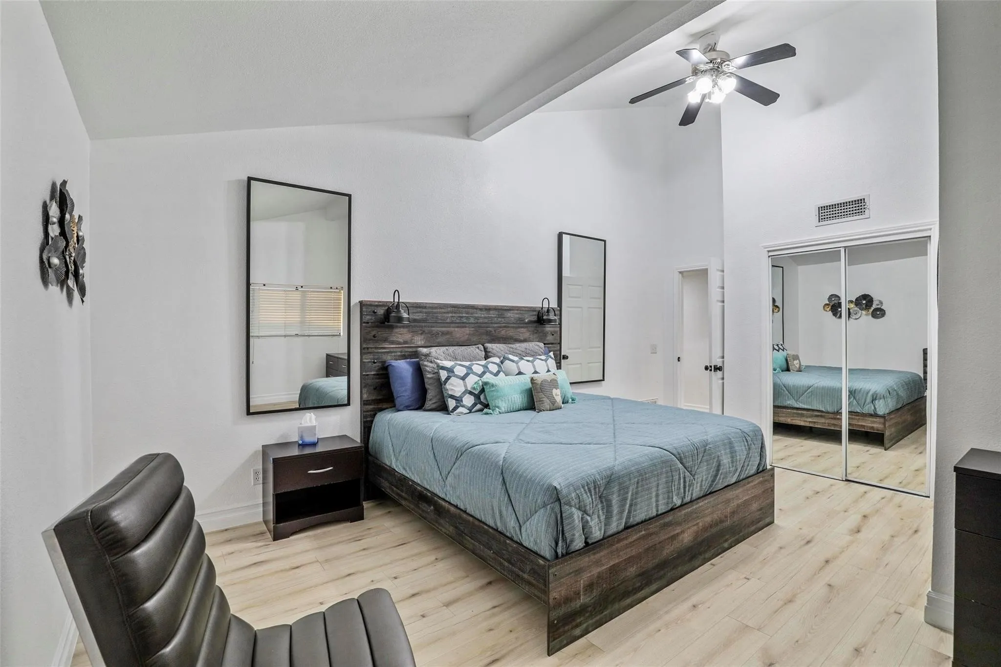 Single Family Residence For Sale in Denton County , 1510 Hillcrest Boulevard, Little Elm, Texas 75068, 5 Bedroom, 3 Bathroom, Garage spaces, 2,520 Sqft, built in 1983, mls#21340471, Real Estate Agent in Little Elm, Homes For Sale in Denton county, Homes For Sale in Little Elm, Realtor in Little Elm Texas, Real Estate Brokerage Independent Realty Texas, Luminita Cordes Realtor