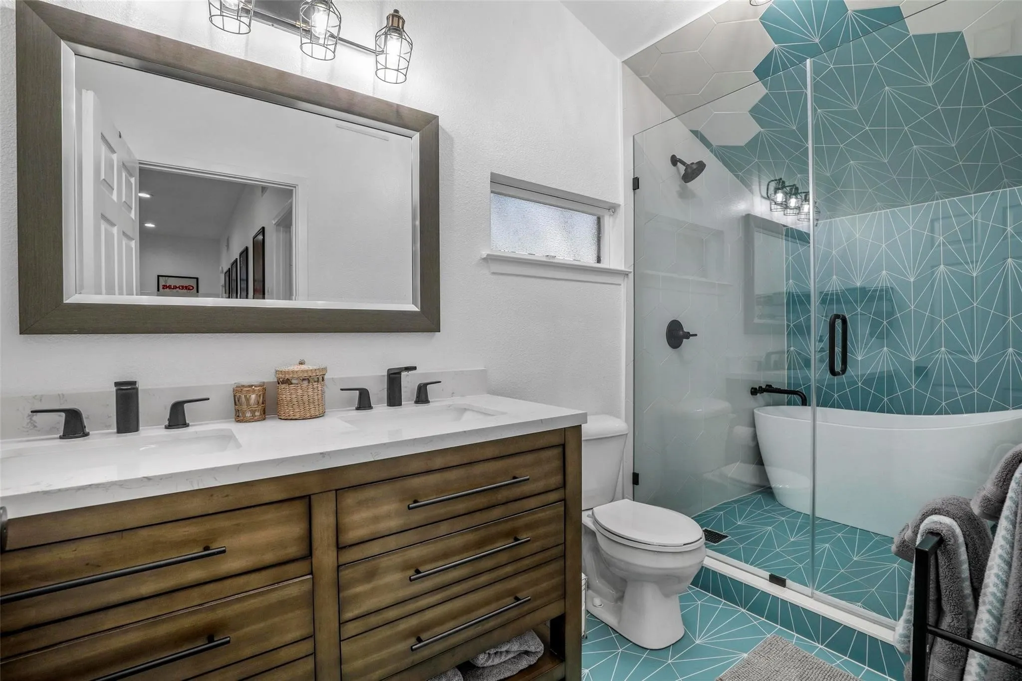 Single Family Residence For Sale in Denton County , 1510 Hillcrest Boulevard, Little Elm, Texas 75068, 5 Bedroom, 3 Bathroom, Garage spaces, 2,520 Sqft, built in 1983, mls#21340471, Real Estate Agent in Little Elm, Homes For Sale in Denton county, Homes For Sale in Little Elm, Realtor in Little Elm Texas, Real Estate Brokerage Independent Realty Texas, Luminita Cordes Realtor