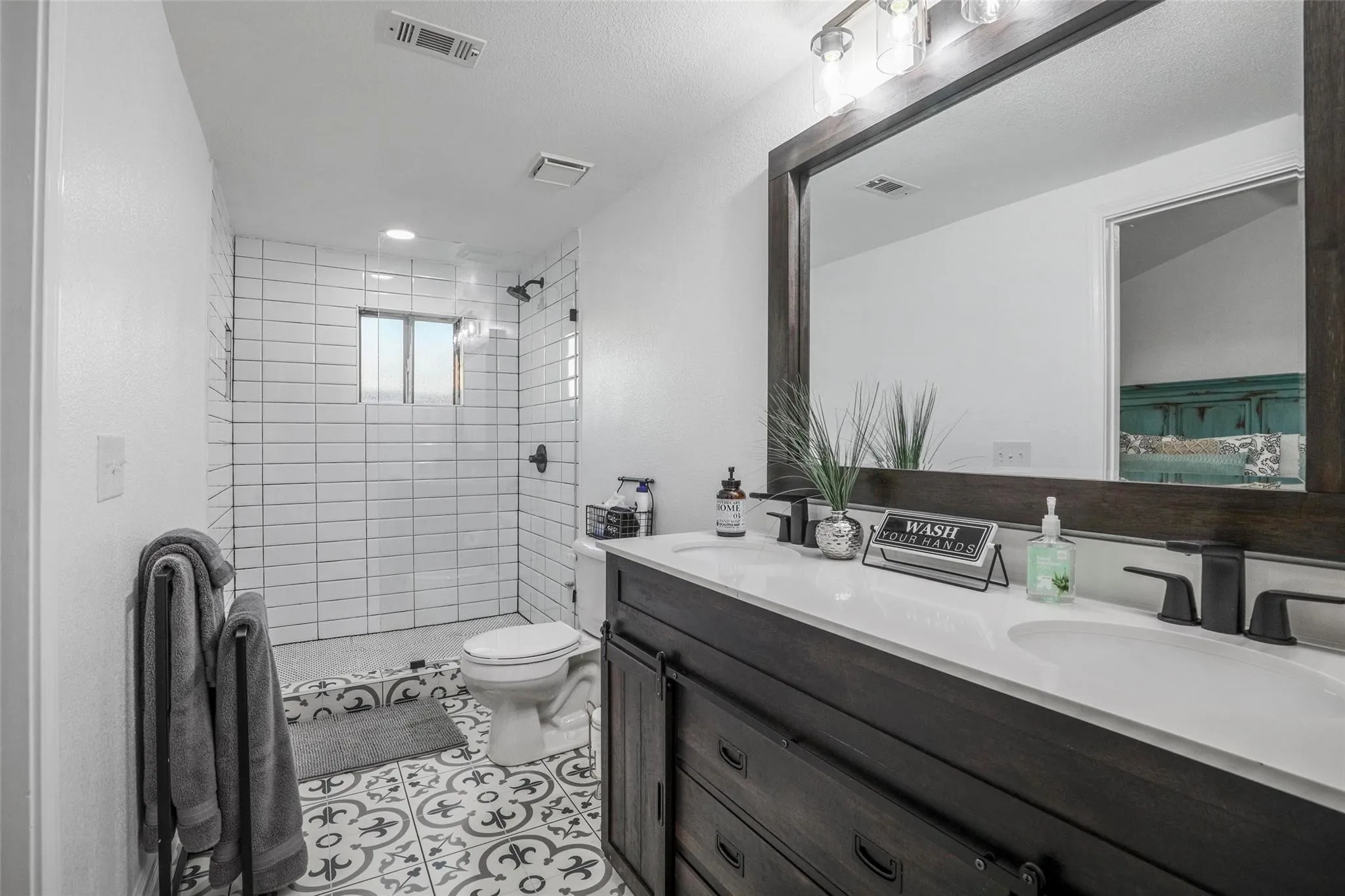Single Family Residence For Sale in Denton County , 1510 Hillcrest Boulevard, Little Elm, Texas 75068, 5 Bedroom, 3 Bathroom, Garage spaces, 2,520 Sqft, built in 1983, mls#21340471, Real Estate Agent in Little Elm, Homes For Sale in Denton county, Homes For Sale in Little Elm, Realtor in Little Elm Texas, Real Estate Brokerage Independent Realty Texas, Luminita Cordes Realtor