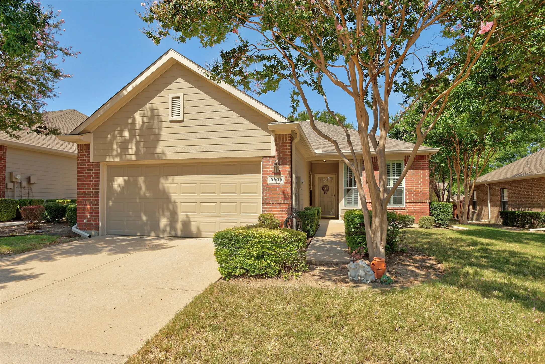 Townhouse For Sale in Collin County , 9909 Kaufman Place, Plano, Texas 75025, 2 Bedroom, 2 Bathroom, 2 Garage spaces, 1,562 Sqft, built in 2003, mls#21341064, Real Estate Agent in Plano, Homes For Sale in Collin county, Homes For Sale in Plano, Realtor in Plano Texas, Real Estate Brokerage Independent Realty Texas, Luminita Cordes Realtor