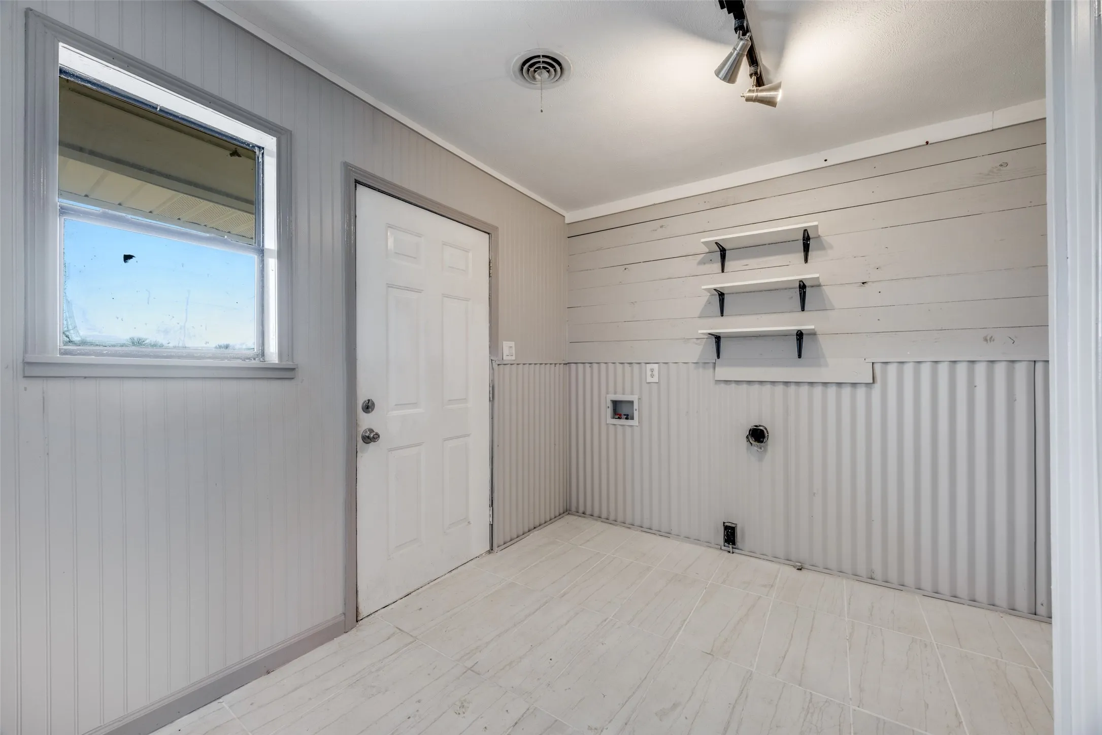 Single Family Residence For Rent in Fannin County , 226 Glen Meadows Drive, Bonham, Texas 75418, 3 Bedrooms, 2 Bathrooms, 2 Garage spaces, 1,950 Sqft, built in 1963, Price $1,800, mls#21341357, Real Estate Agent in Bonham, Homes For Rent in Fannin county, Homes For Rent in Bonham, Realtor in Bonham Texas, Real Estate Brokerage Independent Realty Texas, Luminita Cordes Realtor