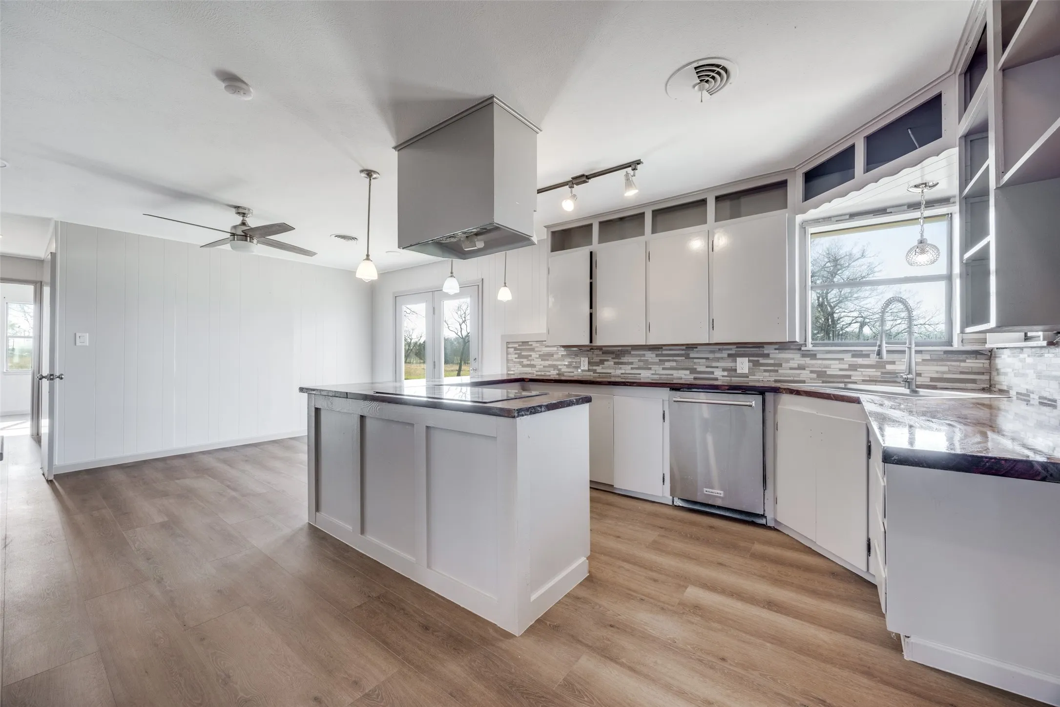 Single Family Residence For Rent in Fannin County , 226 Glen Meadows Drive, Bonham, Texas 75418, 3 Bedrooms, 2 Bathrooms, 2 Garage spaces, 1,950 Sqft, built in 1963, Price $1,800, mls#21341357, Real Estate Agent in Bonham, Homes For Rent in Fannin county, Homes For Rent in Bonham, Realtor in Bonham Texas, Real Estate Brokerage Independent Realty Texas, Luminita Cordes Realtor