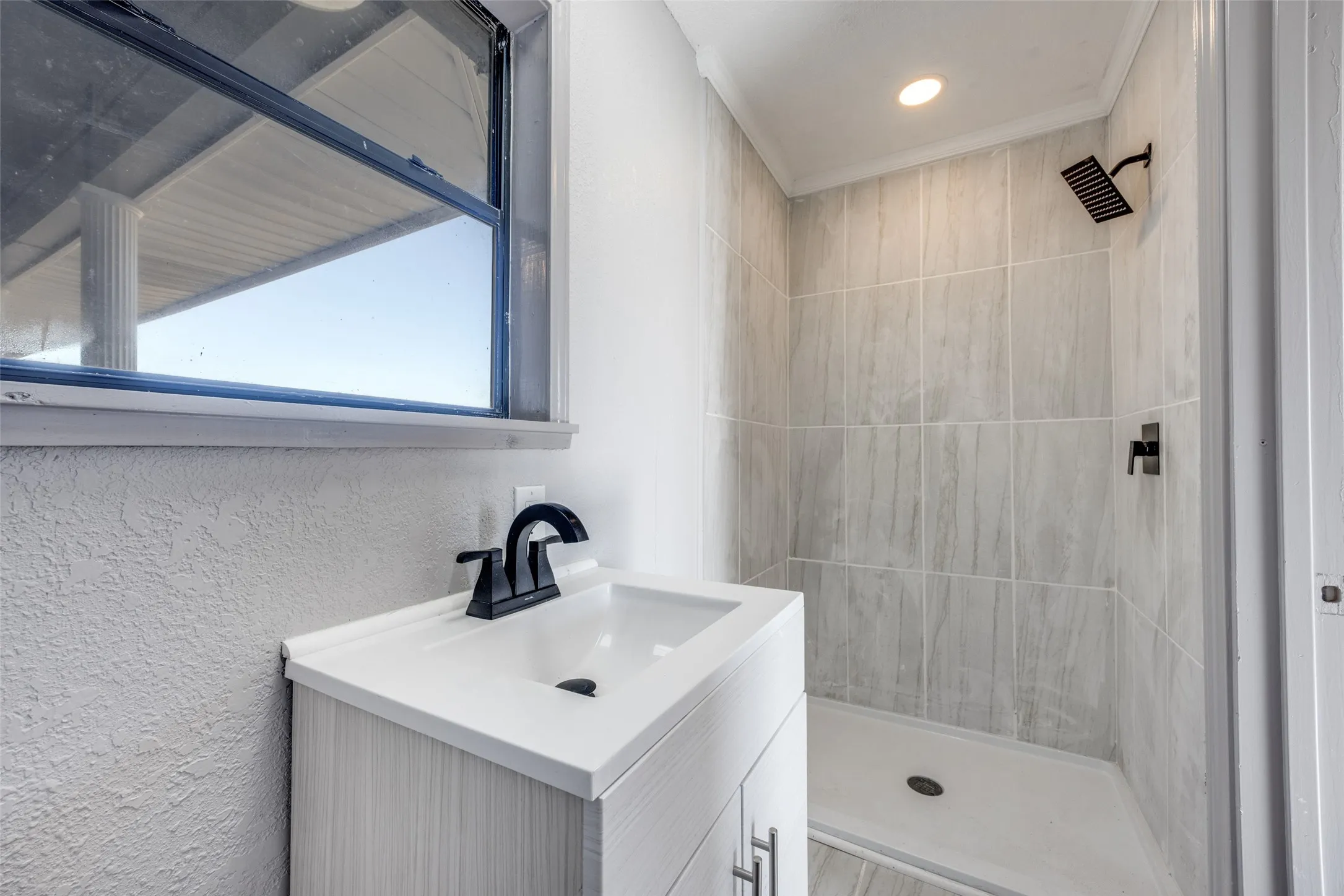Single Family Residence For Rent in Fannin County , 226 Glen Meadows Drive, Bonham, Texas 75418, 3 Bedrooms, 2 Bathrooms, 2 Garage spaces, 1,950 Sqft, built in 1963, Price $1,800, mls#21341357, Real Estate Agent in Bonham, Homes For Rent in Fannin county, Homes For Rent in Bonham, Realtor in Bonham Texas, Real Estate Brokerage Independent Realty Texas, Luminita Cordes Realtor