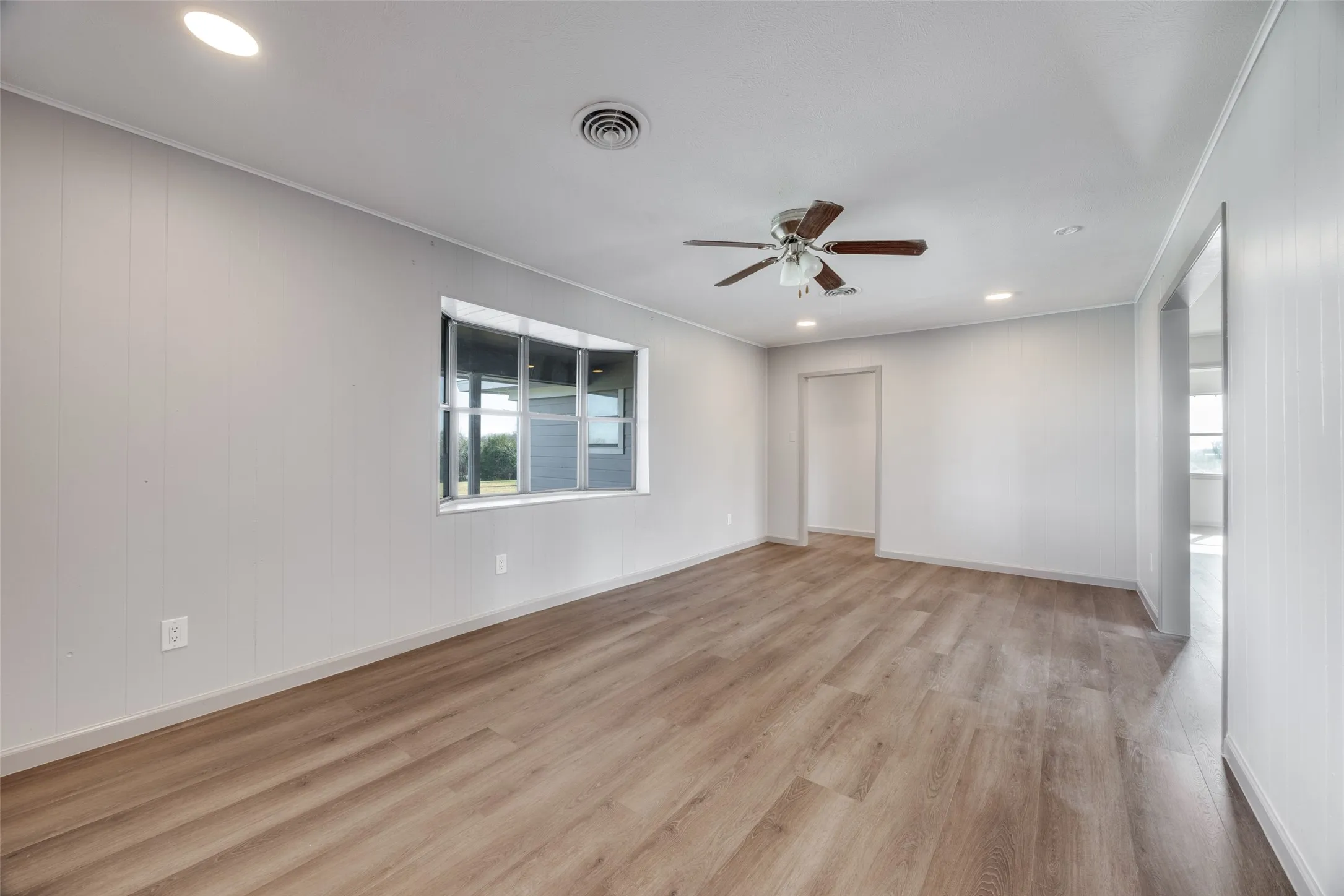 Single Family Residence For Rent in Fannin County , 226 Glen Meadows Drive, Bonham, Texas 75418, 3 Bedrooms, 2 Bathrooms, 2 Garage spaces, 1,950 Sqft, built in 1963, Price $1,800, mls#21341357, Real Estate Agent in Bonham, Homes For Rent in Fannin county, Homes For Rent in Bonham, Realtor in Bonham Texas, Real Estate Brokerage Independent Realty Texas, Luminita Cordes Realtor