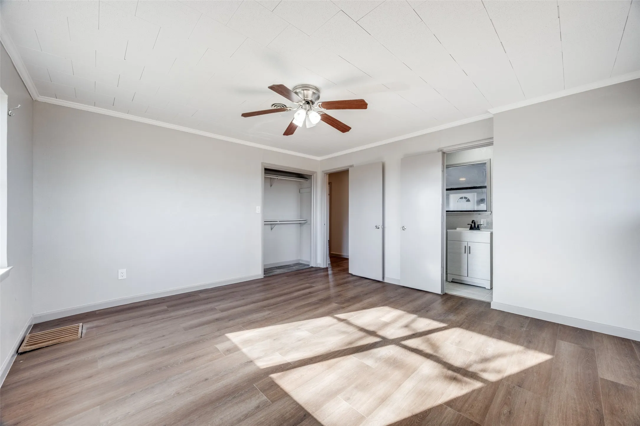 Single Family Residence For Rent in Fannin County , 226 Glen Meadows Drive, Bonham, Texas 75418, 3 Bedrooms, 2 Bathrooms, 2 Garage spaces, 1,950 Sqft, built in 1963, Price $1,800, mls#21341357, Real Estate Agent in Bonham, Homes For Rent in Fannin county, Homes For Rent in Bonham, Realtor in Bonham Texas, Real Estate Brokerage Independent Realty Texas, Luminita Cordes Realtor