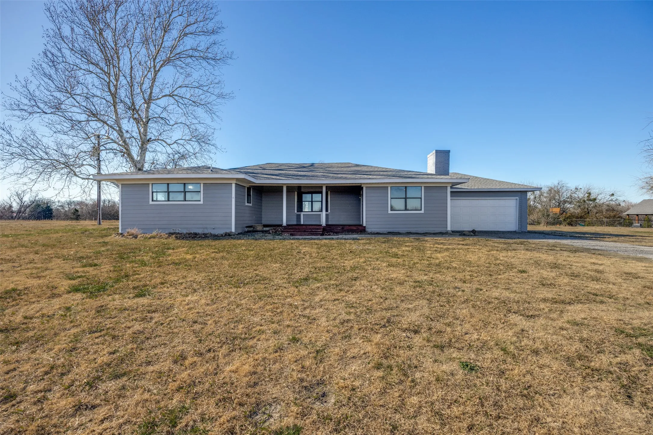 Single Family Residence For Rent in Fannin County , 226 Glen Meadows Drive, Bonham, Texas 75418, 3 Bedrooms, 2 Bathrooms, 2 Garage spaces, 1,950 Sqft, built in 1963, Price $1,800, mls#21341357, Real Estate Agent in Bonham, Homes For Rent in Fannin county, Homes For Rent in Bonham, Realtor in Bonham Texas, Real Estate Brokerage Independent Realty Texas, Luminita Cordes Realtor