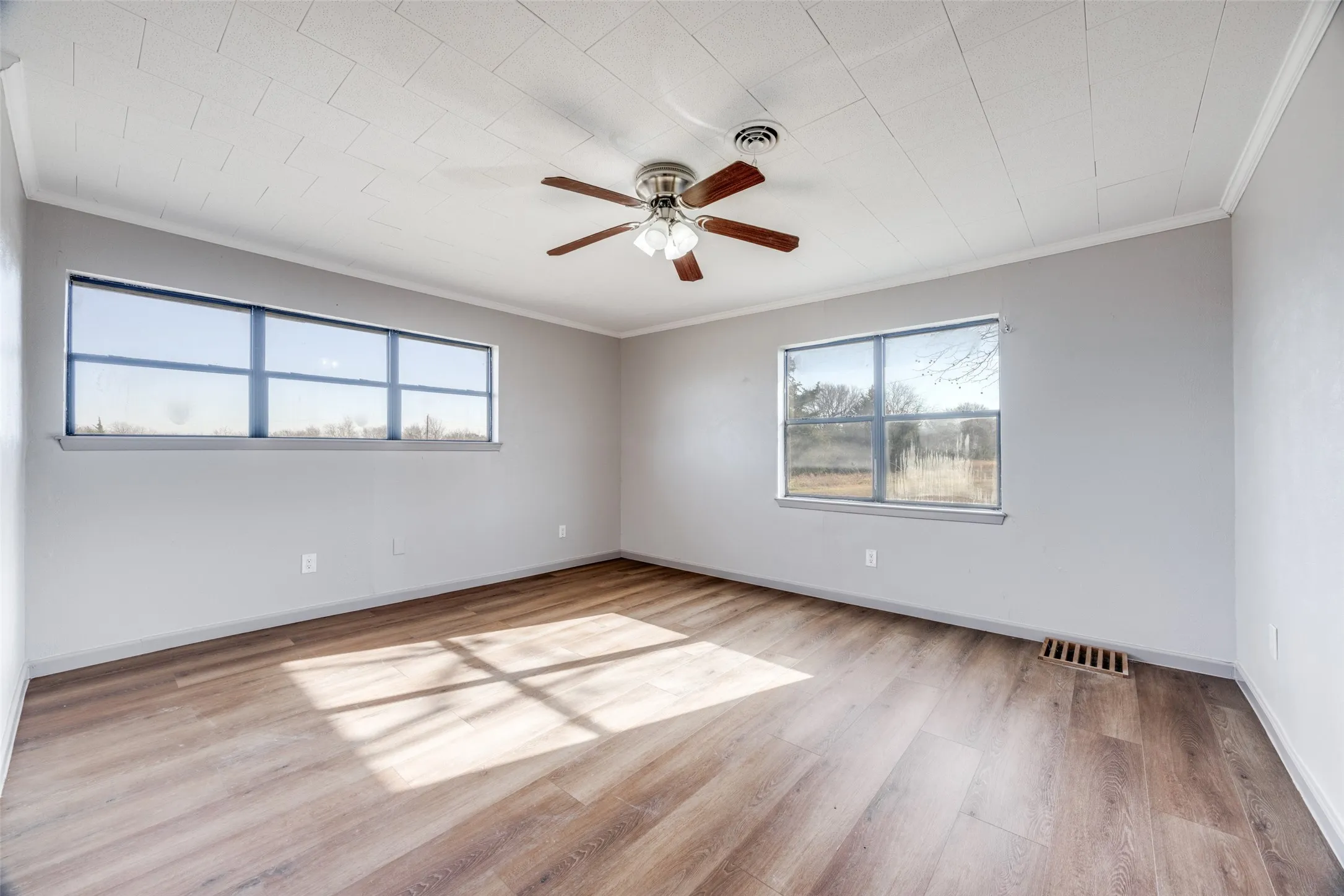 Single Family Residence For Rent in Fannin County , 226 Glen Meadows Drive, Bonham, Texas 75418, 3 Bedrooms, 2 Bathrooms, 2 Garage spaces, 1,950 Sqft, built in 1963, Price $1,800, mls#21341357, Real Estate Agent in Bonham, Homes For Rent in Fannin county, Homes For Rent in Bonham, Realtor in Bonham Texas, Real Estate Brokerage Independent Realty Texas, Luminita Cordes Realtor