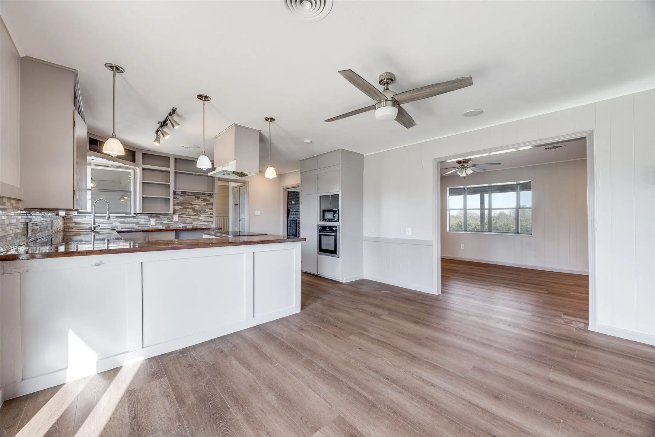 Single Family Residence For Rent in Fannin County , 226 Glen Meadows Drive, Bonham, Texas 75418, 3 Bedrooms, 2 Bathrooms, 2 Garage spaces, 1,950 Sqft, built in 1963, Price $1,800, mls#21341357, Real Estate Agent in Bonham, Homes For Rent in Fannin county, Homes For Rent in Bonham, Realtor in Bonham Texas, Real Estate Brokerage Independent Realty Texas, Luminita Cordes Realtor