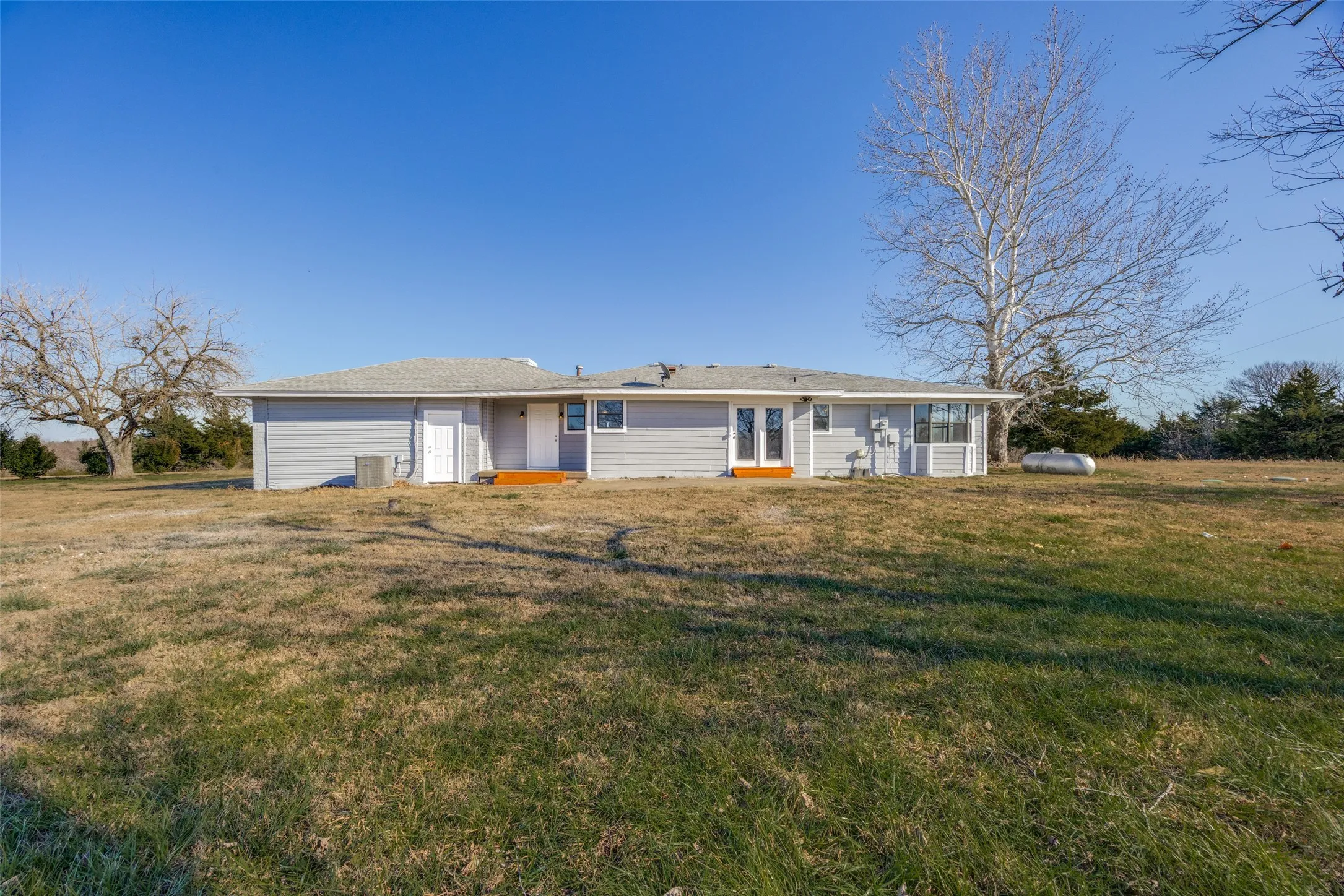 Single Family Residence For Rent in Fannin County , 226 Glen Meadows Drive, Bonham, Texas 75418, 3 Bedrooms, 2 Bathrooms, 2 Garage spaces, 1,950 Sqft, built in 1963, Price $1,800, mls#21341357, Real Estate Agent in Bonham, Homes For Rent in Fannin county, Homes For Rent in Bonham, Realtor in Bonham Texas, Real Estate Brokerage Independent Realty Texas, Luminita Cordes Realtor