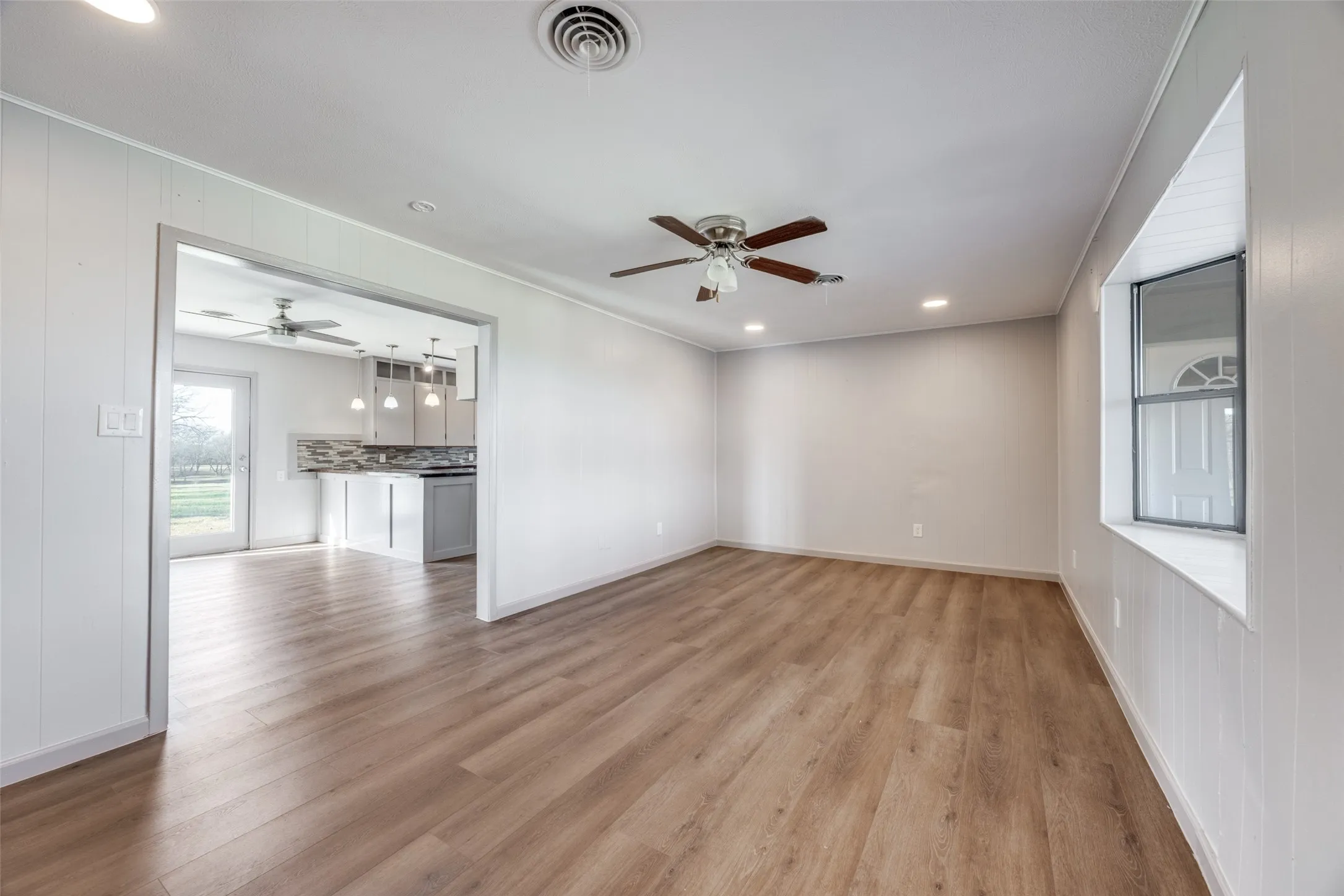 Single Family Residence For Rent in Fannin County , 226 Glen Meadows Drive, Bonham, Texas 75418, 3 Bedrooms, 2 Bathrooms, 2 Garage spaces, 1,950 Sqft, built in 1963, Price $1,800, mls#21341357, Real Estate Agent in Bonham, Homes For Rent in Fannin county, Homes For Rent in Bonham, Realtor in Bonham Texas, Real Estate Brokerage Independent Realty Texas, Luminita Cordes Realtor