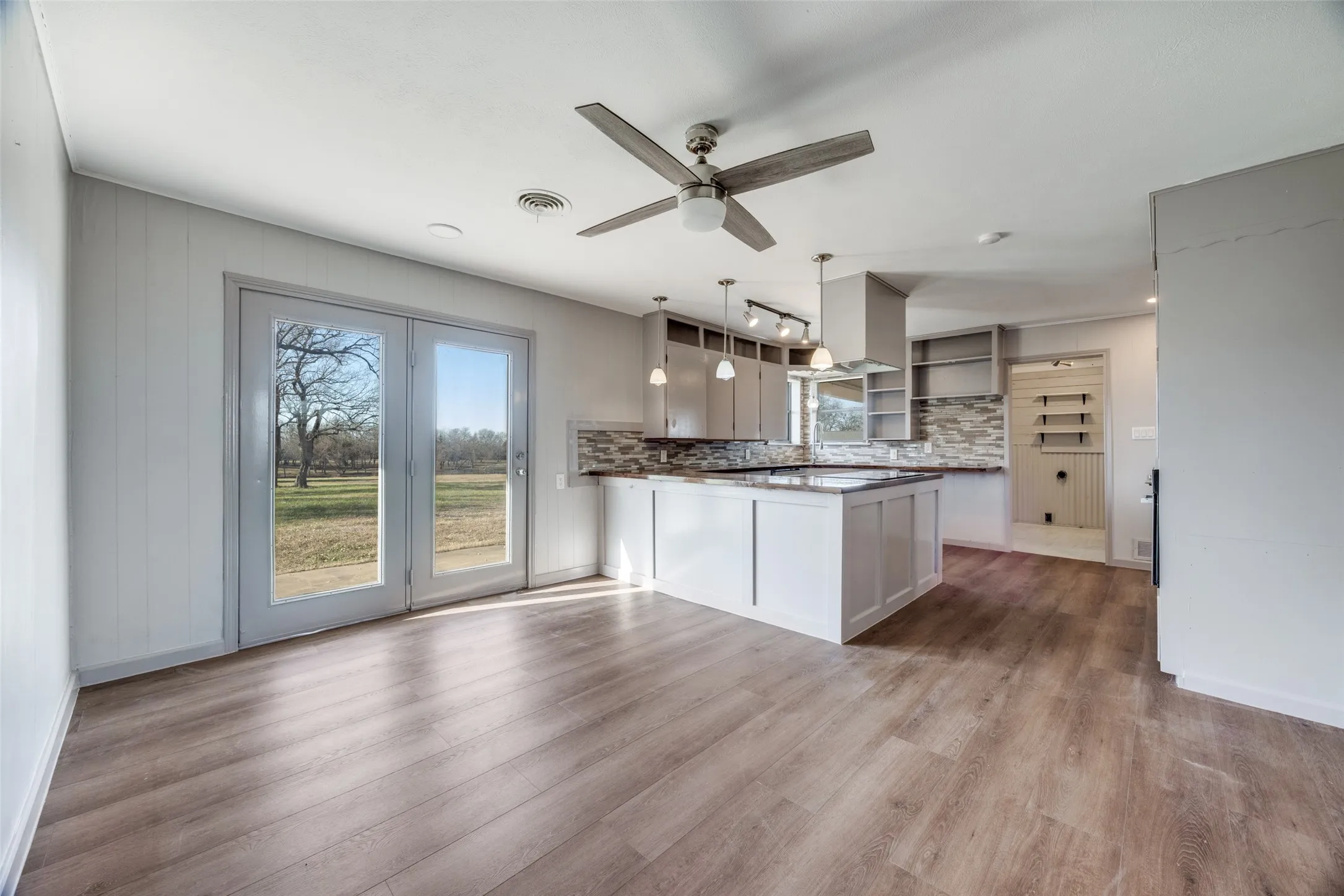 Single Family Residence For Rent in Fannin County , 226 Glen Meadows Drive, Bonham, Texas 75418, 3 Bedrooms, 2 Bathrooms, 2 Garage spaces, 1,950 Sqft, built in 1963, Price $1,800, mls#21341357, Real Estate Agent in Bonham, Homes For Rent in Fannin county, Homes For Rent in Bonham, Realtor in Bonham Texas, Real Estate Brokerage Independent Realty Texas, Luminita Cordes Realtor