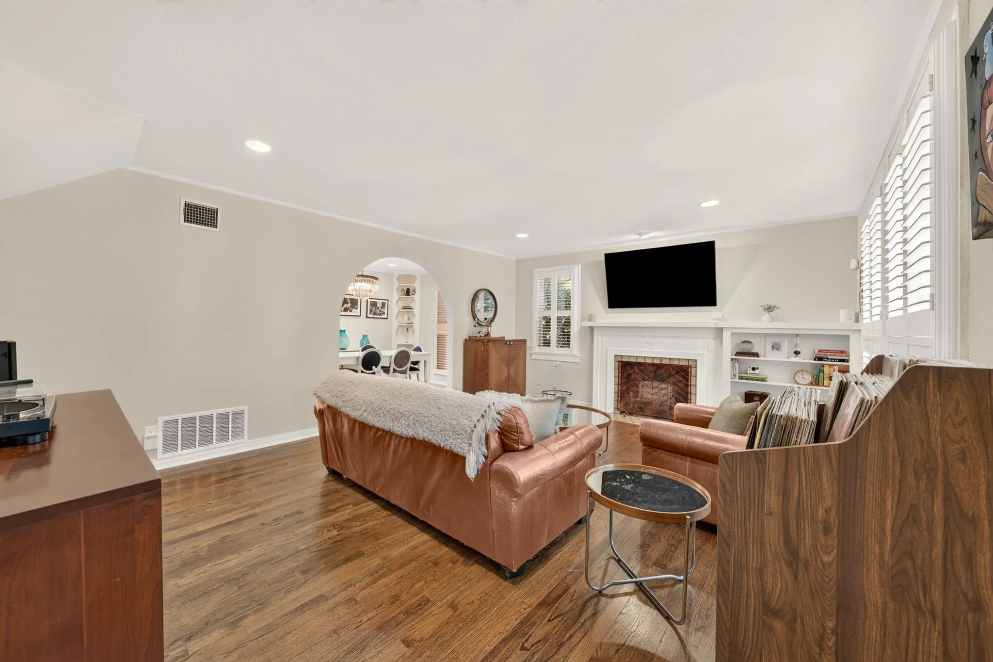 Single Family Residence For Sale in Dallas County , 311 Paulus Avenue, Dallas, Texas 75214, 3 Bedroom, 3 Bathroom, 2 Garage spaces, 1,752 Sqft, built in 1939, mls#21341930, Real Estate Agent in Dallas, Homes For Sale in Dallas county, Homes For Sale in Dallas, Realtor in Dallas Texas, Real Estate Brokerage Independent Realty Texas, Luminita Cordes Realtor