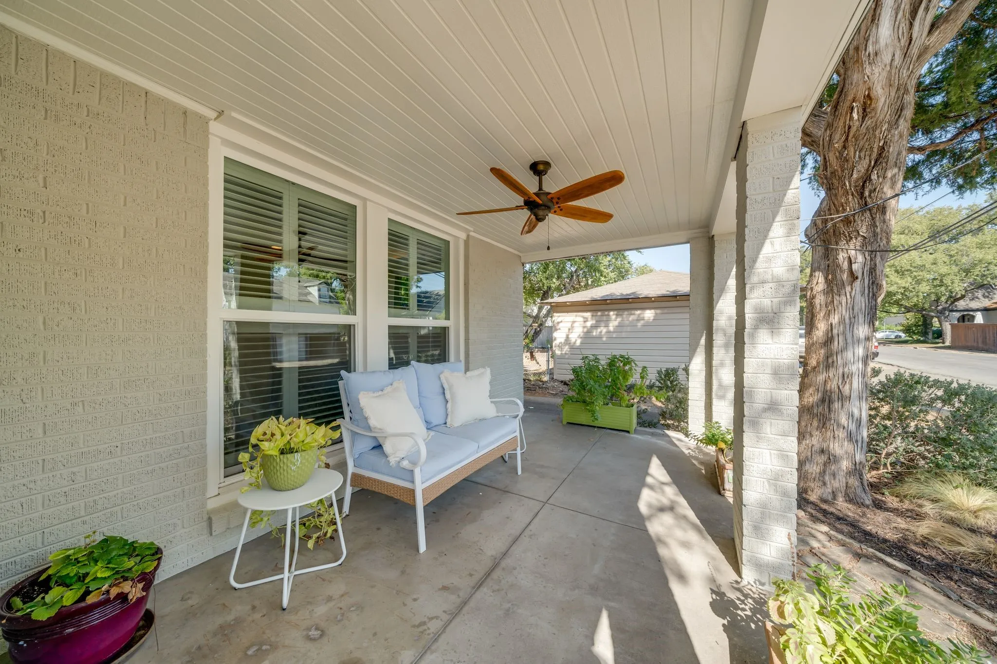 Single Family Residence For Sale in Dallas County , 311 Paulus Avenue, Dallas, Texas 75214, 3 Bedroom, 3 Bathroom, 2 Garage spaces, 1,752 Sqft, built in 1939, mls#21341930, Real Estate Agent in Dallas, Homes For Sale in Dallas county, Homes For Sale in Dallas, Realtor in Dallas Texas, Real Estate Brokerage Independent Realty Texas, Luminita Cordes Realtor