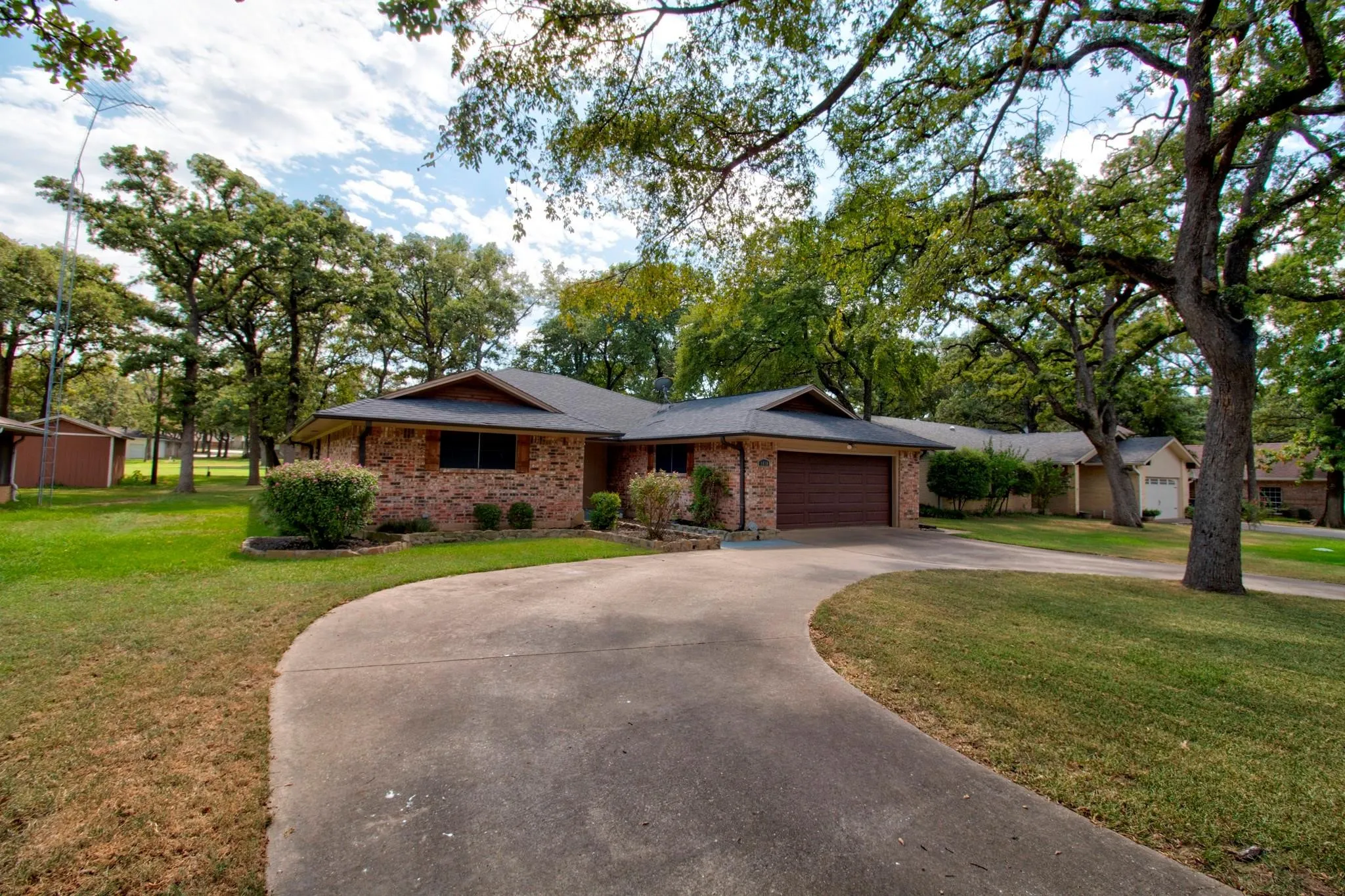 Single Family Residence For Sale in Cooke County , 1010 Kiowa Drive W, Lake Kiowa, Texas 76240, 3 Bedrooms, 3 Bathrooms, 2 Garage spaces, 2,062 Sqft, built in 1977, Price $429,000, mls#21341918, Real Estate Agent in Lake Kiowa, Homes For Sale in Cooke county, Homes For Sale in Lake Kiowa, Realtor in Lake Kiowa Texas, Real Estate Brokerage Independent Realty Texas, Luminita Cordes Realtor