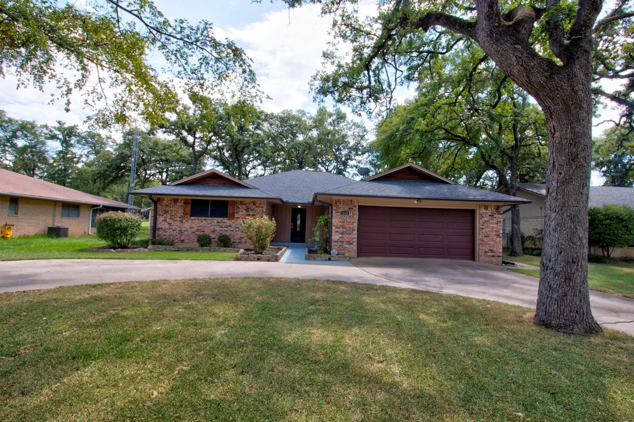 Single Family Residence For Sale in Cooke County , 1010 Kiowa Drive W, Lake Kiowa, Texas 76240, 3 Bedrooms, 3 Bathrooms, 2 Garage spaces, 2,062 Sqft, built in 1977, Price $429,000, mls#21341918, Real Estate Agent in Lake Kiowa, Homes For Sale in Cooke county, Homes For Sale in Lake Kiowa, Realtor in Lake Kiowa Texas, Real Estate Brokerage Independent Realty Texas, Luminita Cordes Realtor