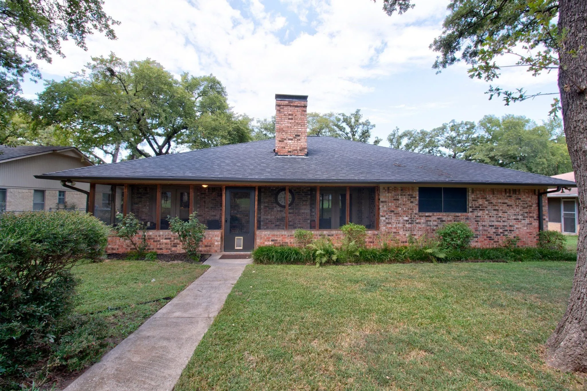 Single Family Residence For Sale in Cooke County , 1010 Kiowa Drive W, Lake Kiowa, Texas 76240, 3 Bedrooms, 3 Bathrooms, 2 Garage spaces, 2,062 Sqft, built in 1977, Price $429,000, mls#21341918, Real Estate Agent in Lake Kiowa, Homes For Sale in Cooke county, Homes For Sale in Lake Kiowa, Realtor in Lake Kiowa Texas, Real Estate Brokerage Independent Realty Texas, Luminita Cordes Realtor