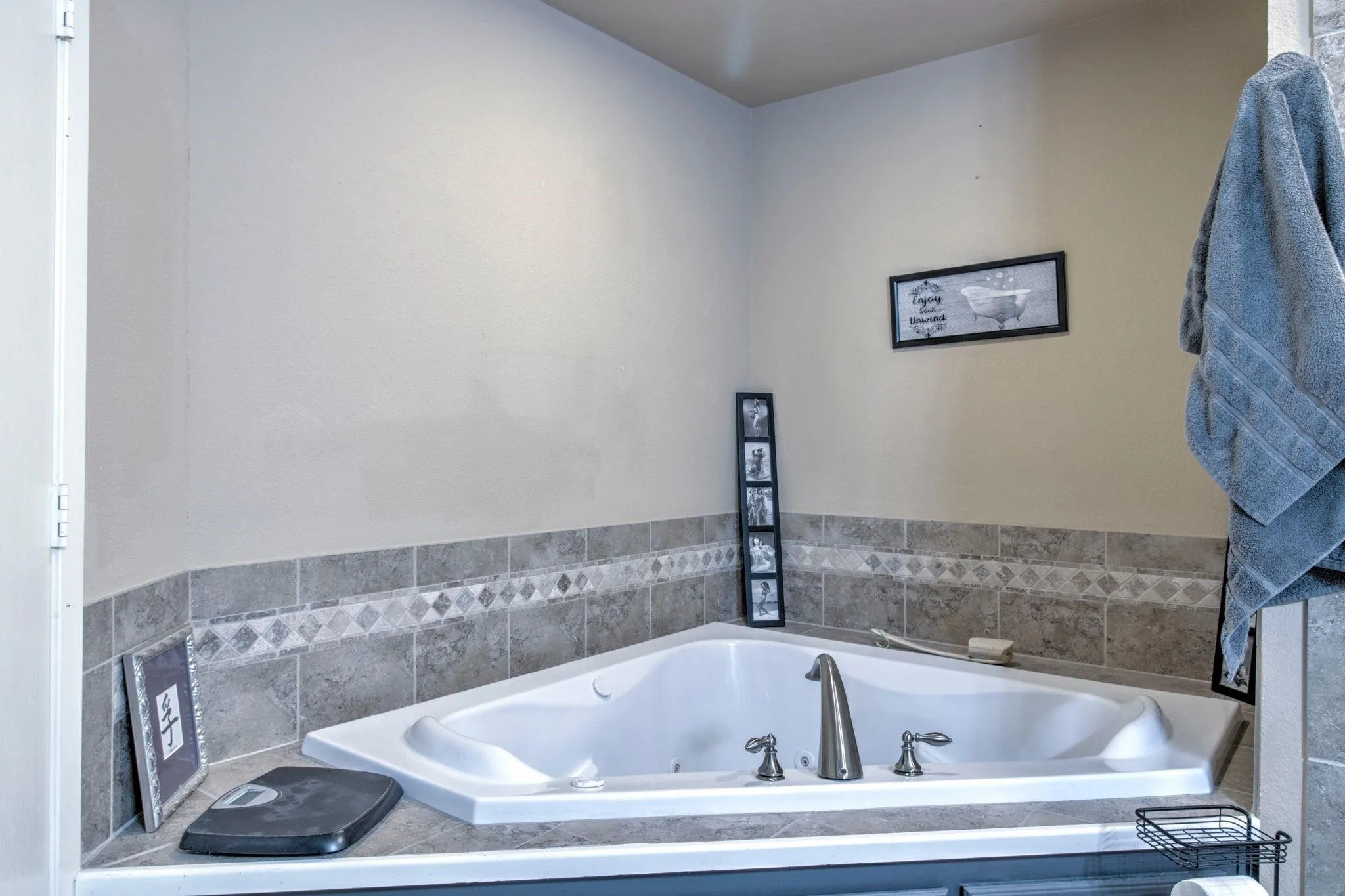 Single Family Residence For Sale in Cooke County , 1010 Kiowa Drive W, Lake Kiowa, Texas 76240, 3 Bedrooms, 3 Bathrooms, 2 Garage spaces, 2,062 Sqft, built in 1977, Price $429,000, mls#21341918, Real Estate Agent in Lake Kiowa, Homes For Sale in Cooke county, Homes For Sale in Lake Kiowa, Realtor in Lake Kiowa Texas, Real Estate Brokerage Independent Realty Texas, Luminita Cordes Realtor