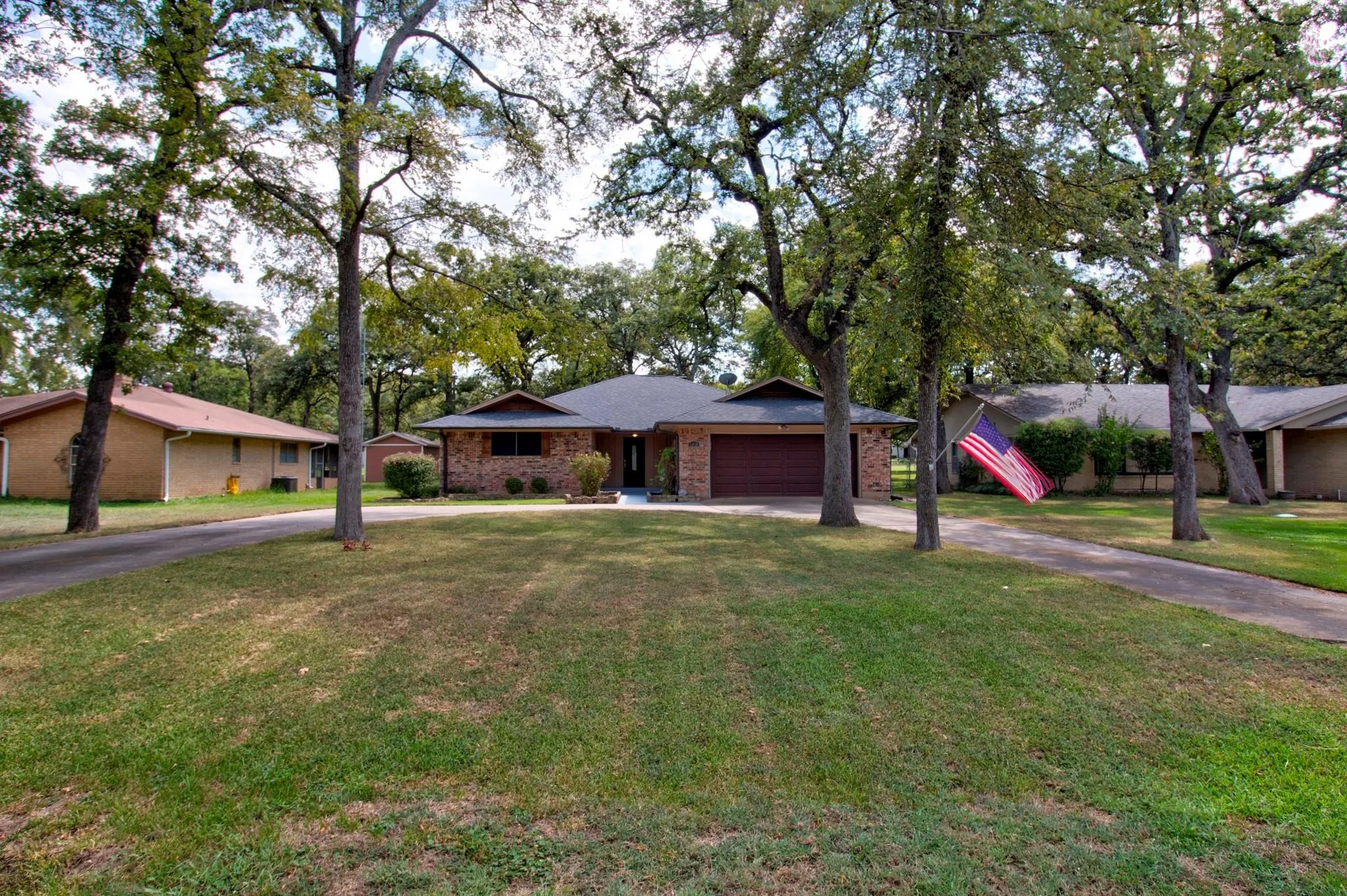 Single Family Residence For Sale in Cooke County , 1010 Kiowa Drive W, Lake Kiowa, Texas 76240, 3 Bedrooms, 3 Bathrooms, 2 Garage spaces, 2,062 Sqft, built in 1977, Price $429,000, mls#21341918, Real Estate Agent in Lake Kiowa, Homes For Sale in Cooke county, Homes For Sale in Lake Kiowa, Realtor in Lake Kiowa Texas, Real Estate Brokerage Independent Realty Texas, Luminita Cordes Realtor