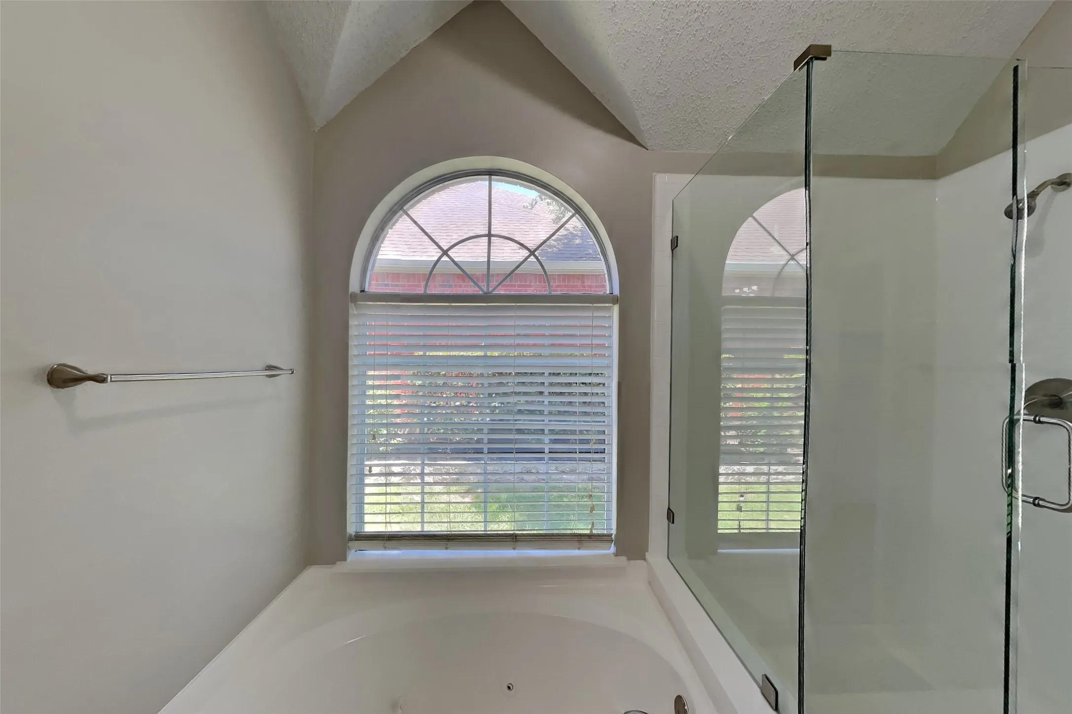 Single Family Residence For Rent in Collin County , 7209 Bouquet Drive, Frisco, Texas 75035, 3 Bedroom, 2 Bathroom, 2 Garage spaces, 2,222 Sqft, built in 1992, mls#21341956, Real Estate Agent in Frisco, Homes For Rent in Collin county, Homes For Rent in Frisco, Realtor in Frisco Texas, Real Estate Brokerage Independent Realty Texas, Luminita Cordes Realtor
