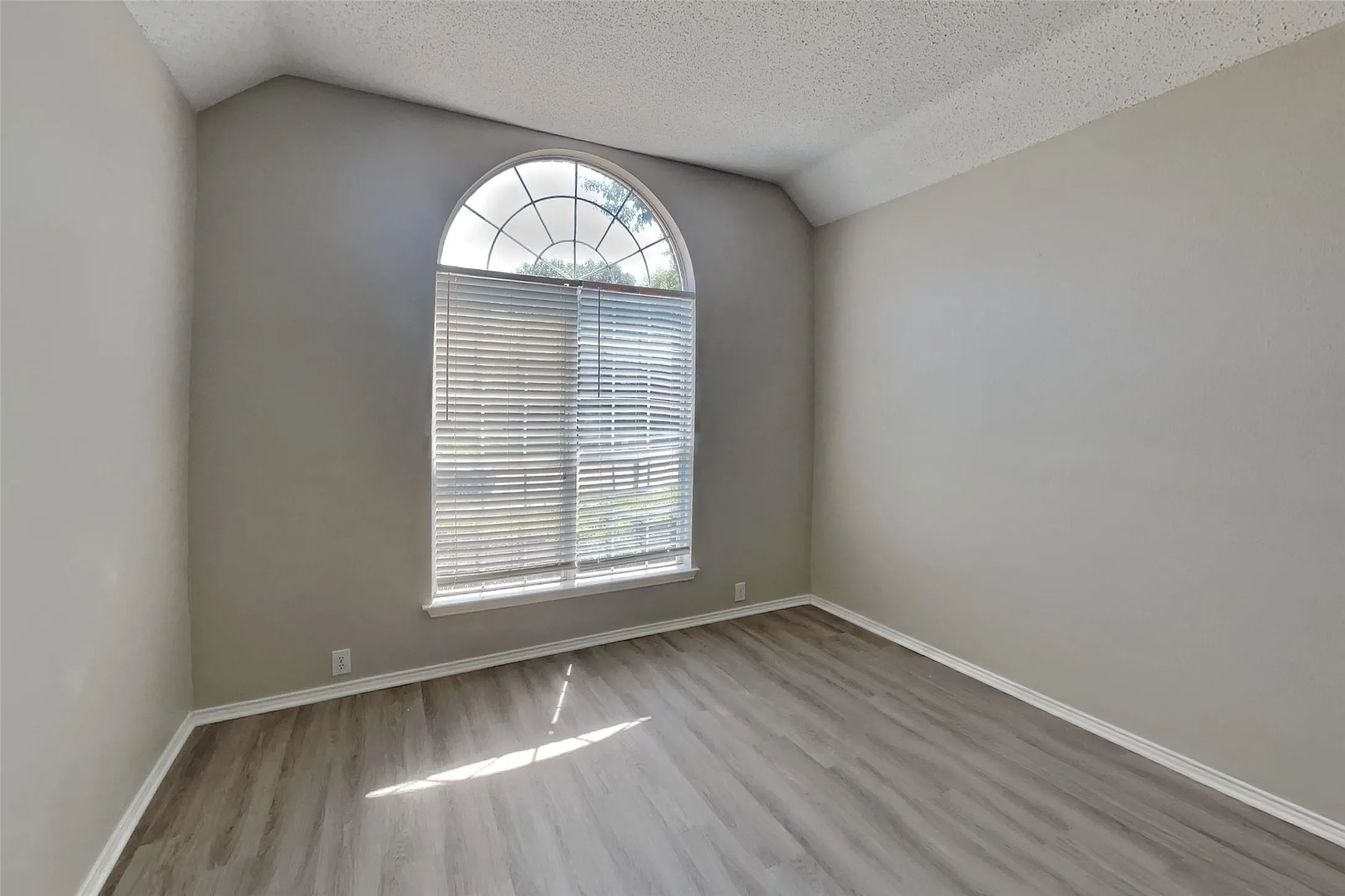 Single Family Residence For Rent in Collin County , 7209 Bouquet Drive, Frisco, Texas 75035, 3 Bedroom, 2 Bathroom, 2 Garage spaces, 2,222 Sqft, built in 1992, mls#21341956, Real Estate Agent in Frisco, Homes For Rent in Collin county, Homes For Rent in Frisco, Realtor in Frisco Texas, Real Estate Brokerage Independent Realty Texas, Luminita Cordes Realtor