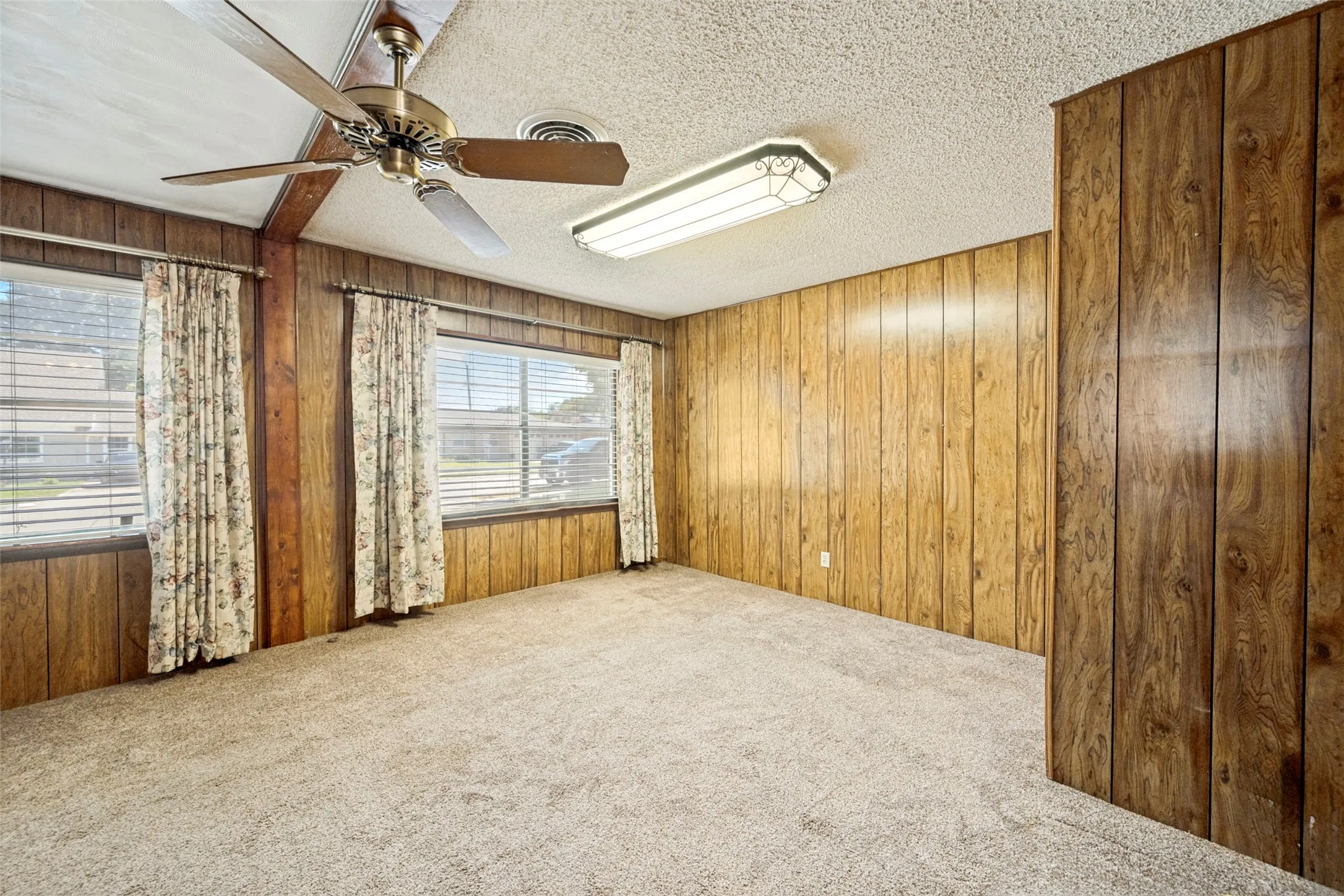 Single Family Residence For Sale in Tarrant County , 5213 Bonnie Wayne Street, Haltom City, Texas 76117, 3 Bedrooms, 2 Bathrooms, Garage spaces, 1,259 Sqft, built in 1960, Price $219,000, mls#21341795, Real Estate Agent in Haltom City, Homes For Sale in Tarrant county, Homes For Sale in Haltom City, Realtor in Haltom City Texas, Real Estate Brokerage Independent Realty Texas, Luminita Cordes Realtor