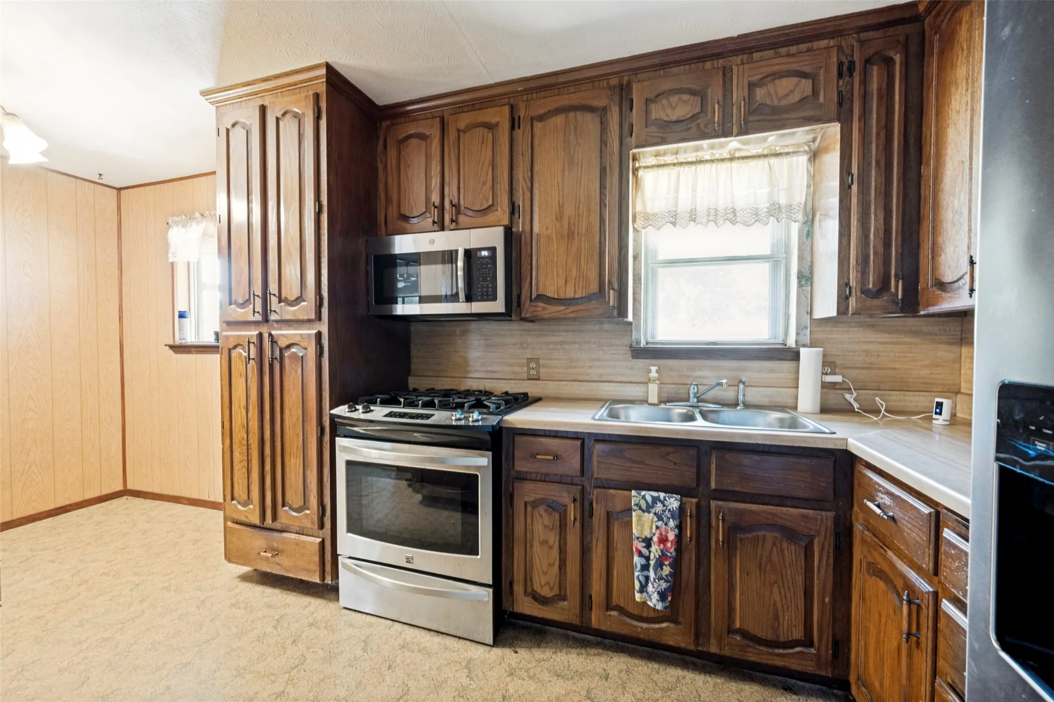 Single Family Residence For Sale in Tarrant County , 5213 Bonnie Wayne Street, Haltom City, Texas 76117, 3 Bedrooms, 2 Bathrooms, Garage spaces, 1,259 Sqft, built in 1960, Price $219,000, mls#21341795, Real Estate Agent in Haltom City, Homes For Sale in Tarrant county, Homes For Sale in Haltom City, Realtor in Haltom City Texas, Real Estate Brokerage Independent Realty Texas, Luminita Cordes Realtor