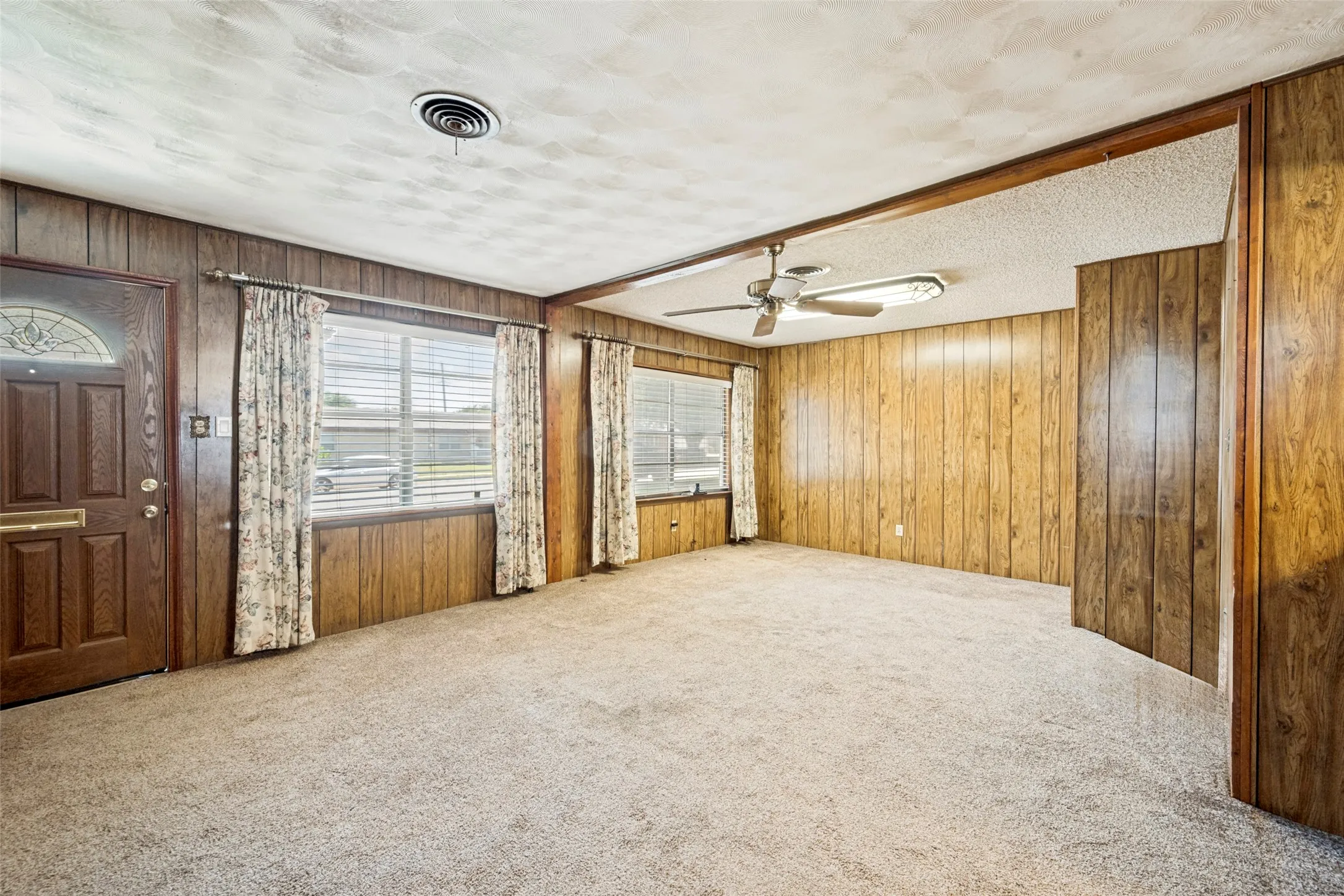 Single Family Residence For Sale in Tarrant County , 5213 Bonnie Wayne Street, Haltom City, Texas 76117, 3 Bedrooms, 2 Bathrooms, Garage spaces, 1,259 Sqft, built in 1960, Price $219,000, mls#21341795, Real Estate Agent in Haltom City, Homes For Sale in Tarrant county, Homes For Sale in Haltom City, Realtor in Haltom City Texas, Real Estate Brokerage Independent Realty Texas, Luminita Cordes Realtor