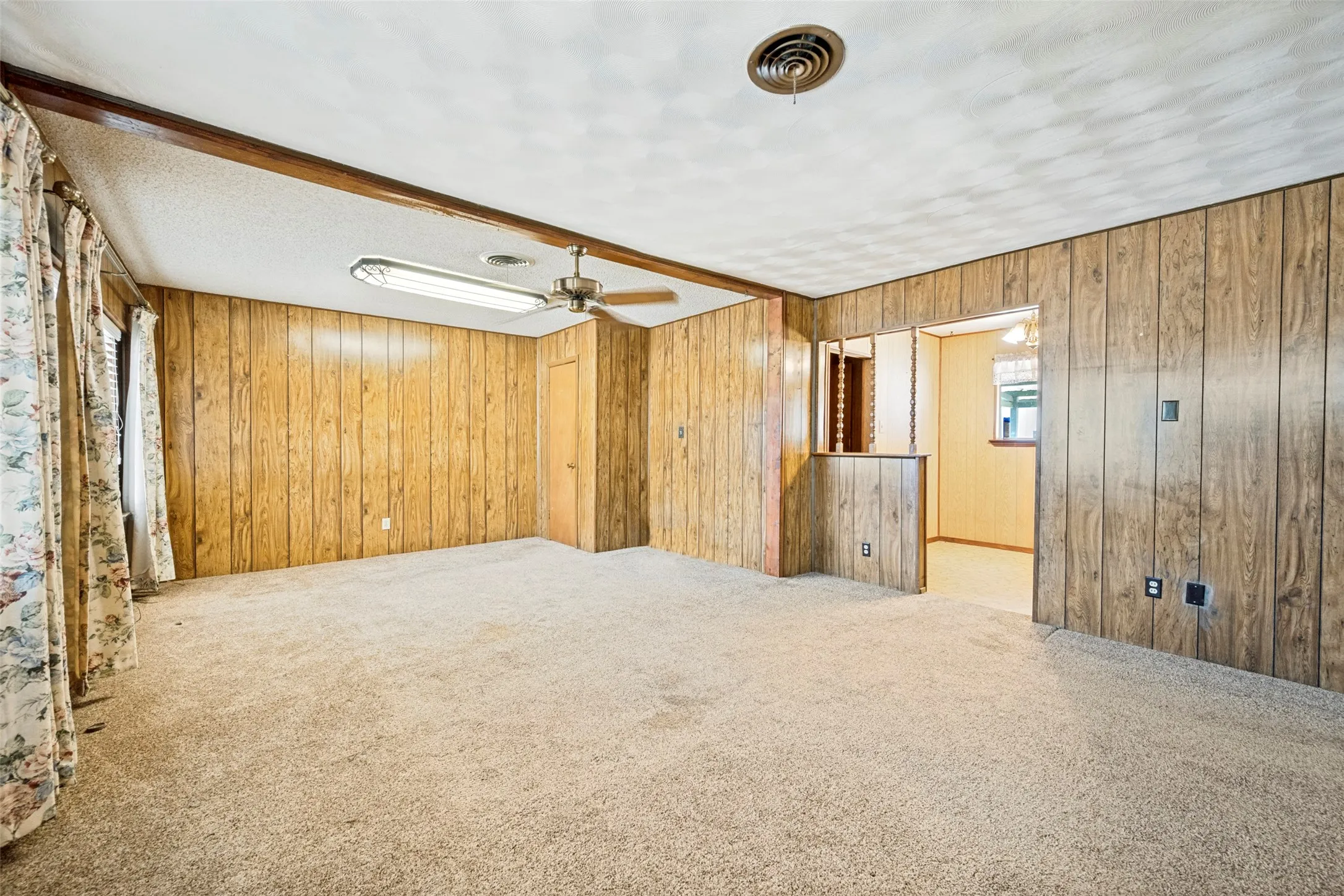 Single Family Residence For Sale in Tarrant County , 5213 Bonnie Wayne Street, Haltom City, Texas 76117, 3 Bedrooms, 2 Bathrooms, Garage spaces, 1,259 Sqft, built in 1960, Price $219,000, mls#21341795, Real Estate Agent in Haltom City, Homes For Sale in Tarrant county, Homes For Sale in Haltom City, Realtor in Haltom City Texas, Real Estate Brokerage Independent Realty Texas, Luminita Cordes Realtor